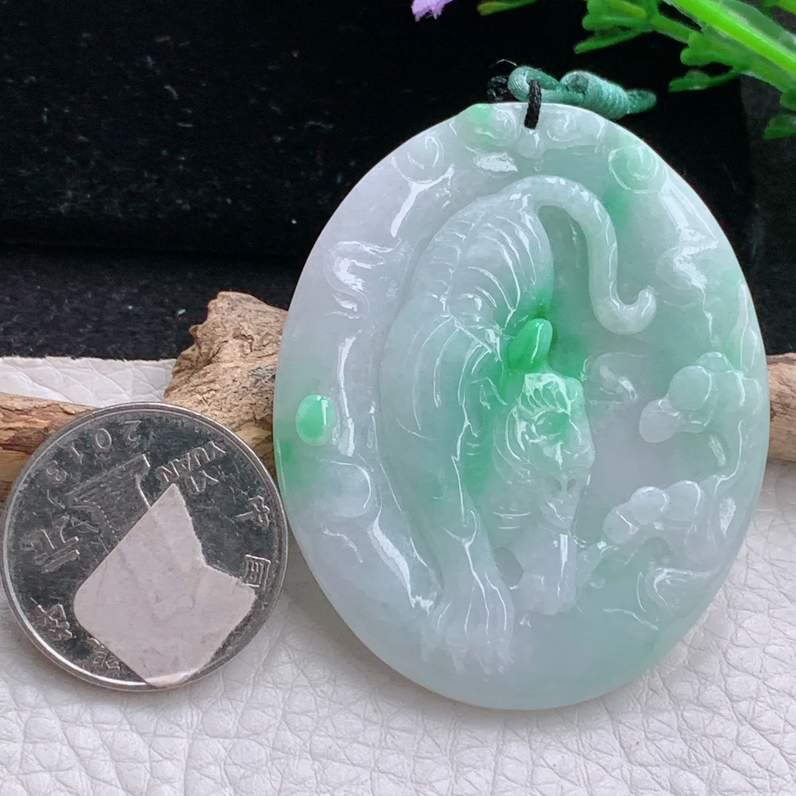 bg自然光53*44*6天然缅甸翡翠飘阳绿下山虎 生肖虎玉吊坠 毛衣坠