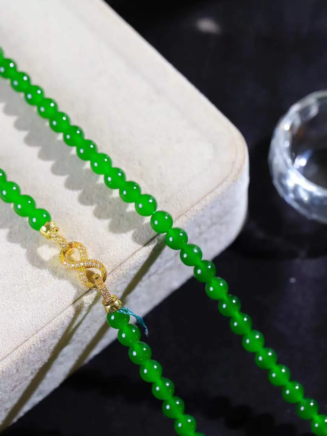 【珠圆玉润.项链】

精品和田玉碧玉珠圆玉润项链 玉质细腻油润 饱满光滑 质朴无华，悠远简单，人心境界远，百世修炼深，心灵常驻善意持，觉悟人生百世修。重38.6克 尺寸取一6mm  FDL-221102522