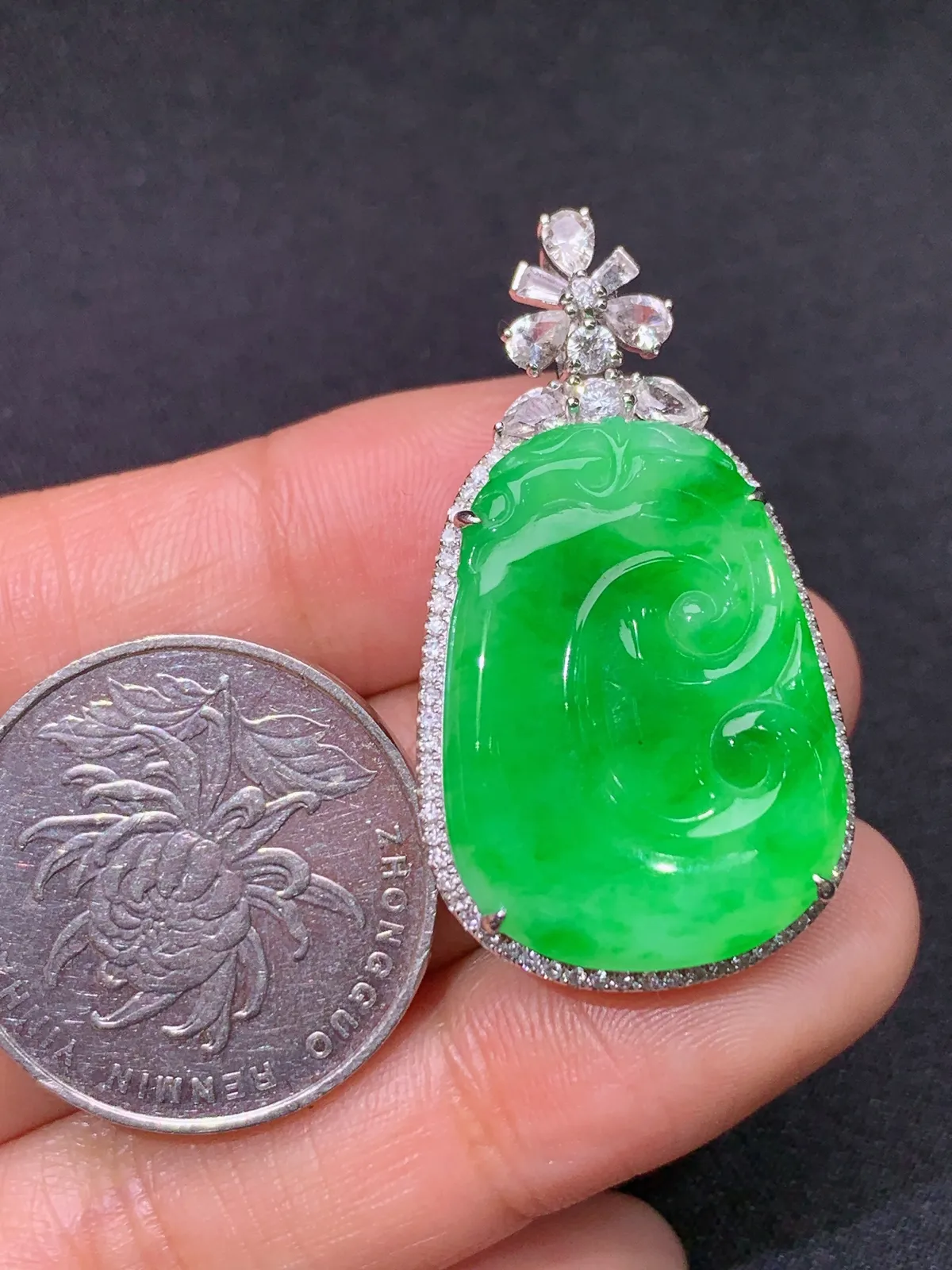 阳绿如意吊坠，18k金镶嵌，色泽鲜阳，冰润细腻，种水足， 尺寸37.2*20.5*8.8