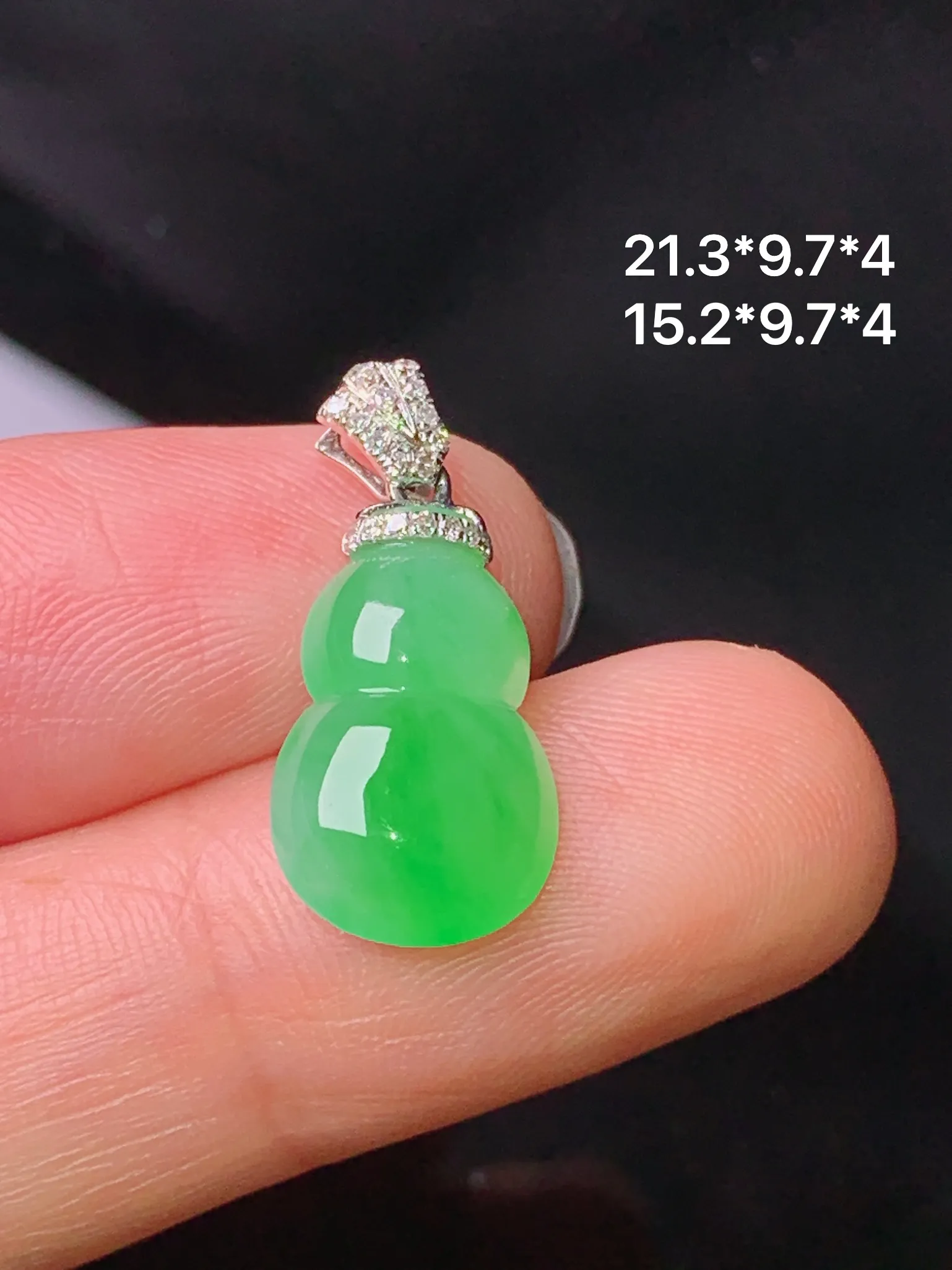 18k金钻镶嵌翠绿葫芦吊坠 玉质细腻 色泽清新艳丽  整体尺寸21.3*9.7*4