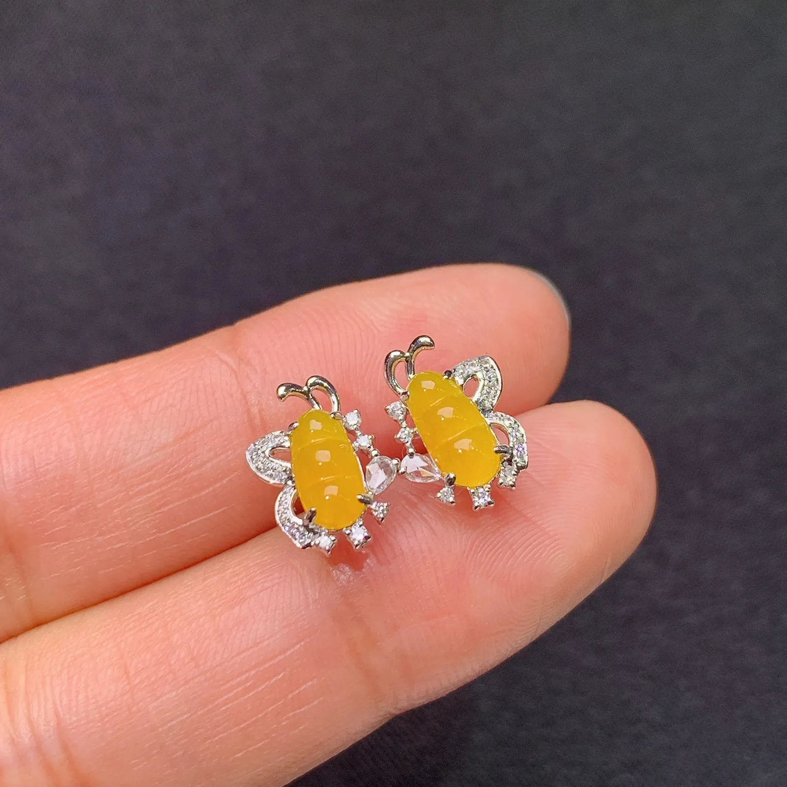 冰黄翡福豆耳钉，18k金镶嵌，精致时尚，冰透水润，颜色鲜亮 尺寸7.6*2.8*2