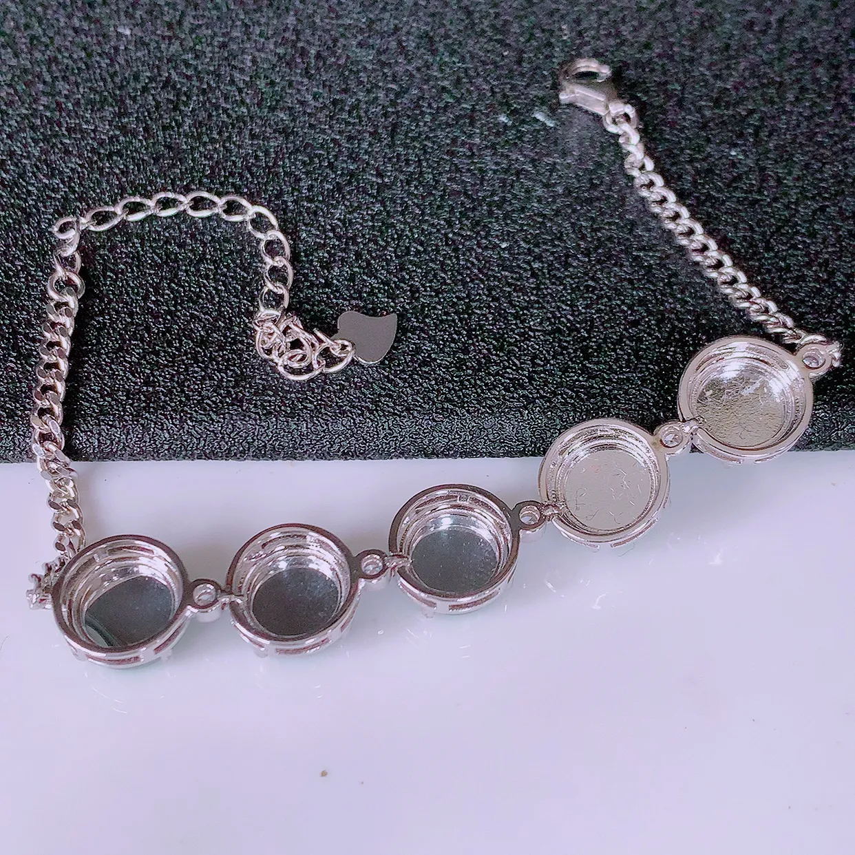 冰透满绿翡翠925银镶嵌手链，自然光实拍，翠色灵动，颜色漂亮，种老水足，品相佳，佩戴佳品！#97.29取一整体9.5*9.5*5裸石8*8