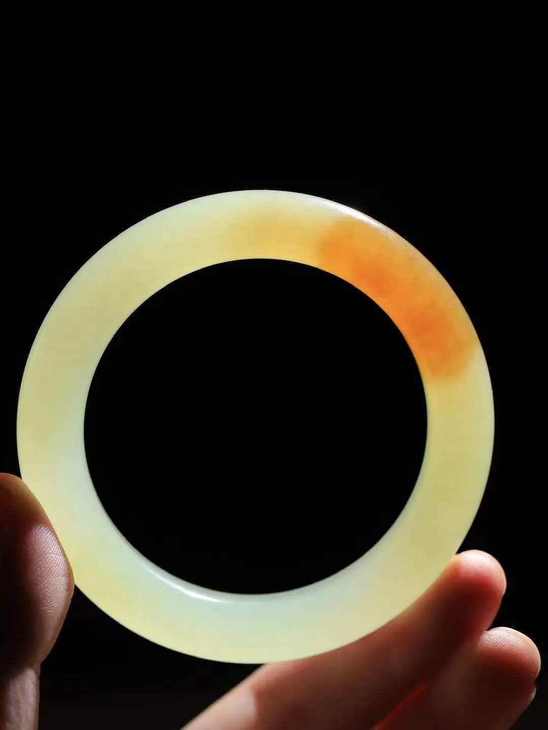 【花样年华·手镯】

典藏级臻品和田玉黄口带糖手镯，质地油润细腻，色泽高贵典雅，镯型古朴典雅。在诗情画意的雨巷相遇，你是我腕间的一抹风情，有你眸有深情，清风荡漾湖间静水，我愿俯身低眉，在烟波涟漪处，寻你深情倩影。内径56.5mm尺寸11.7-10.9mm 重66.2克fDA-78127247