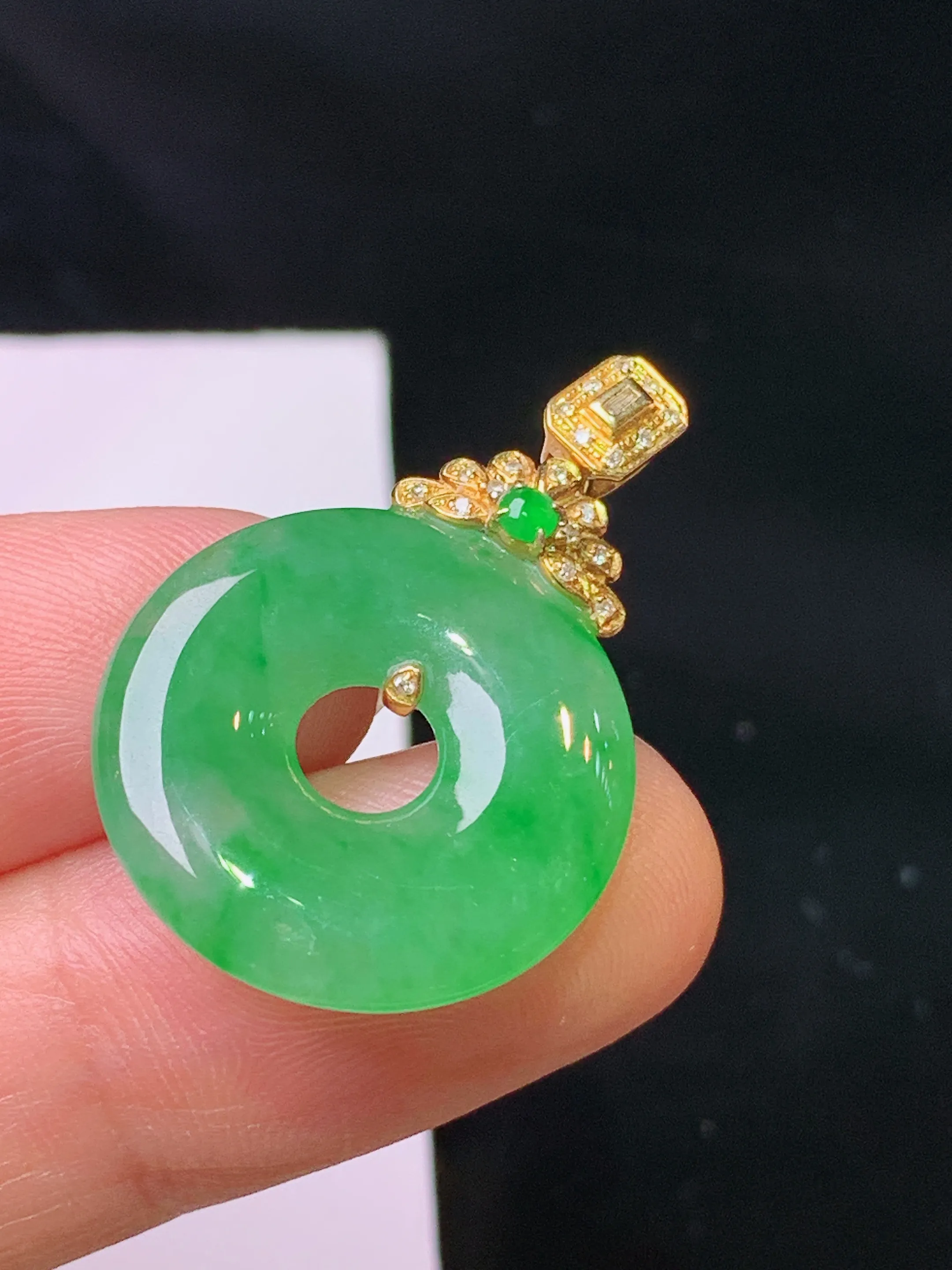 18k金钻镶嵌翠绿平安环吊坠 玉质细腻 色泽清新艳丽 整体尺寸29.3*19.6*3.5