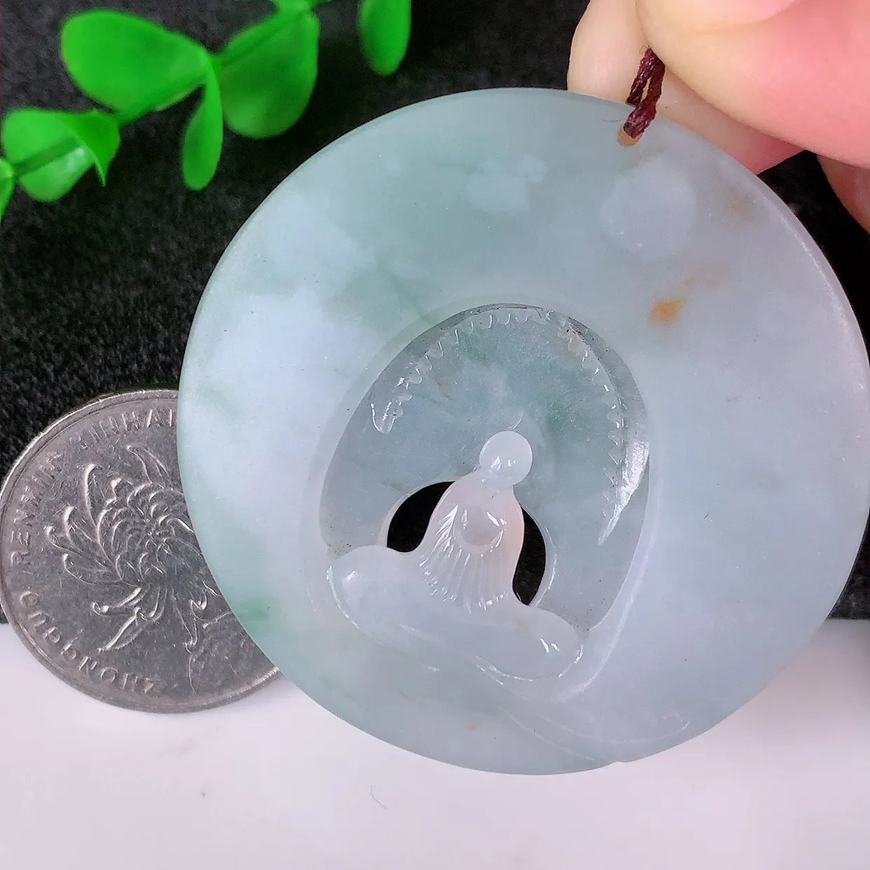 自然光实拍，特色镂空雕冰黄加绿翡翠悟道吊坠，翡翠悟道寓意“祥和，安宁，吉祥，幸福”，佩戴效果优雅迷人，性价比超高！#60.29