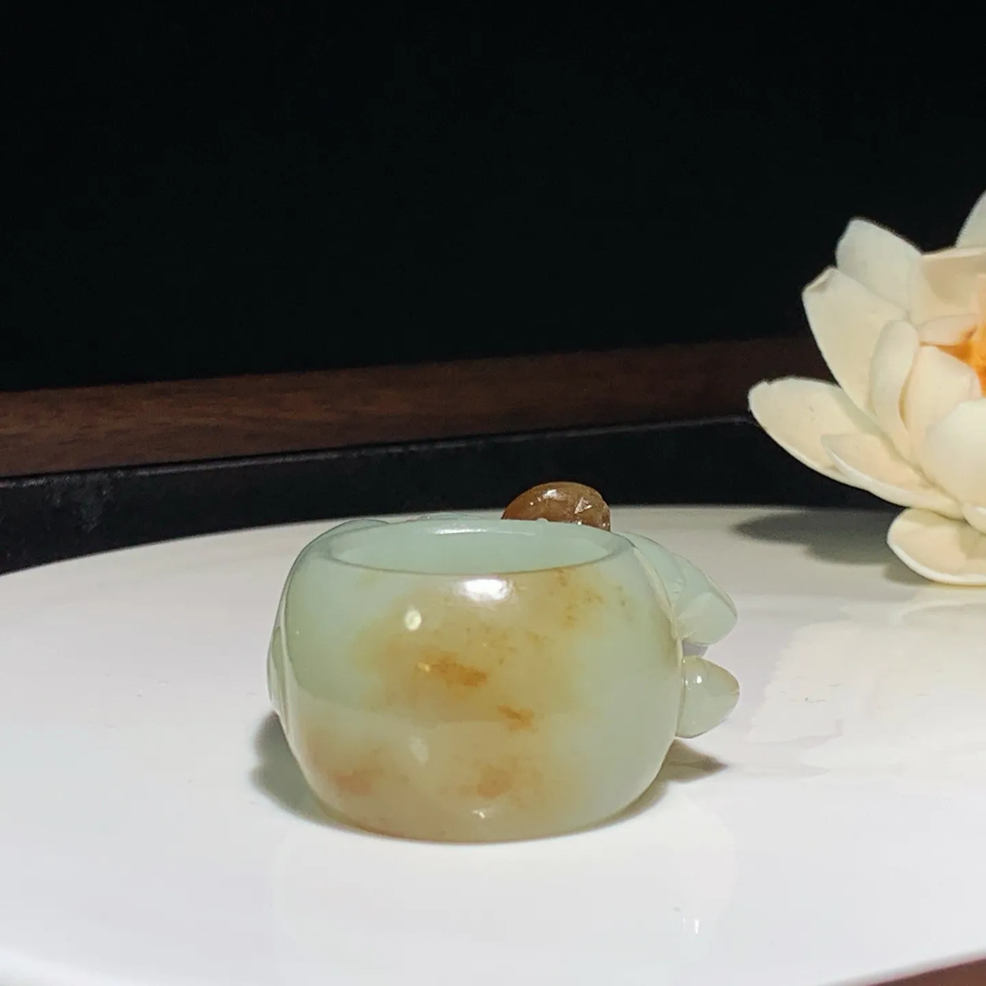 新疆和田玉且末糖扭转乾坤扳指 尺寸59/42/22内径23重50.5克。玉质细腻油润。手推出油。佩戴高端典雅。lt251201