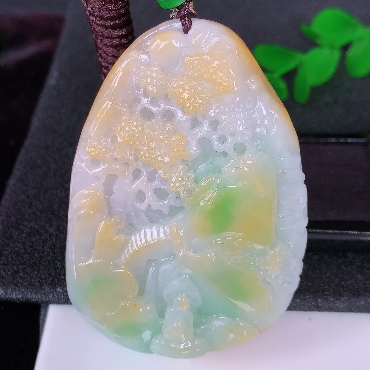 自然光实拍，特色黄加绿翡翠山水牌、悟道吊坠，三彩翡翠山水，立体生动形象，山水素材布局合理，意境感佳，佩戴上身效果更高贵 #41.29