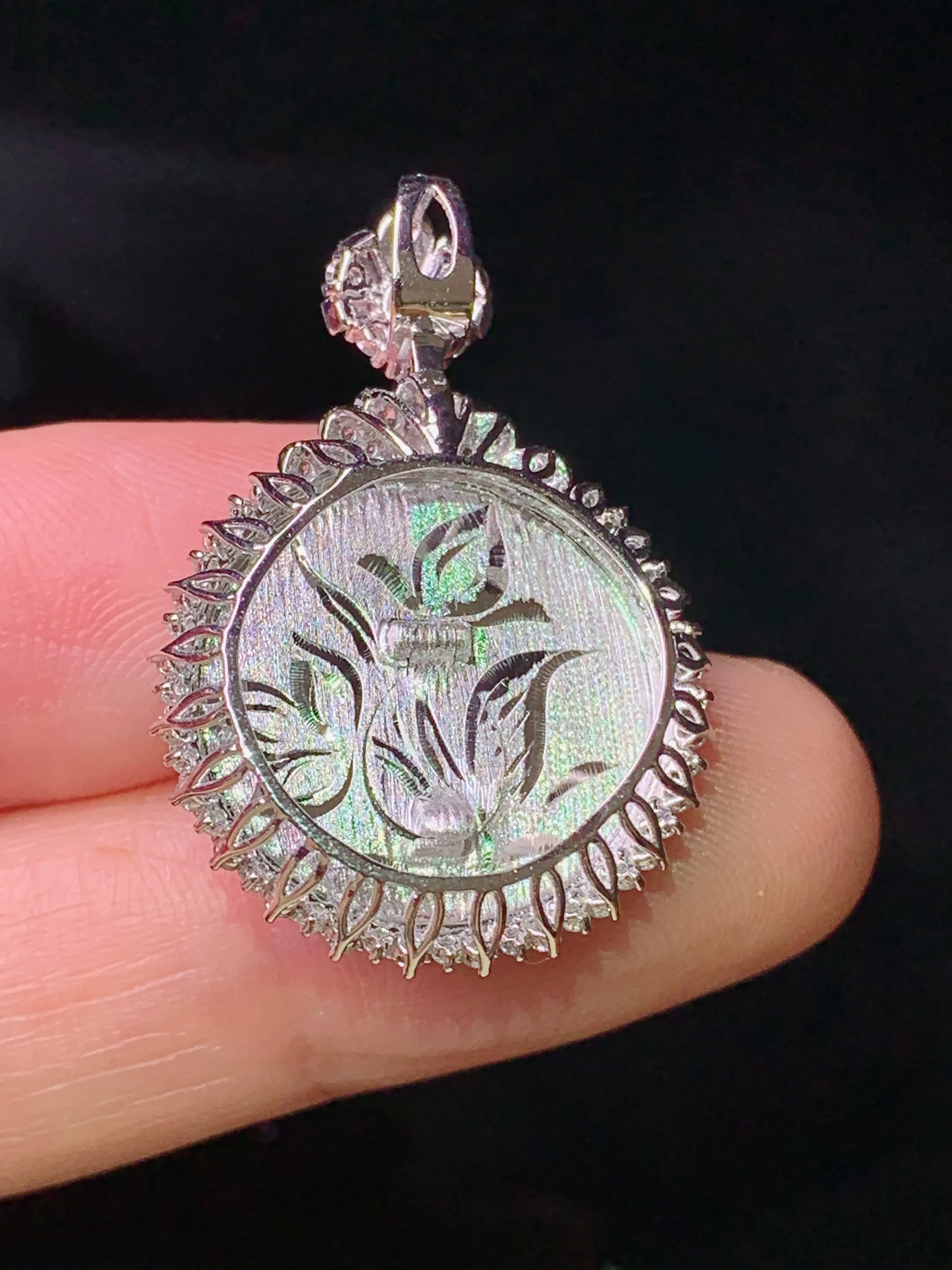 18k金钻镶嵌翠绿平安扣吊坠 玉质细腻 色泽清新艳丽 整体尺寸30.2*21*8