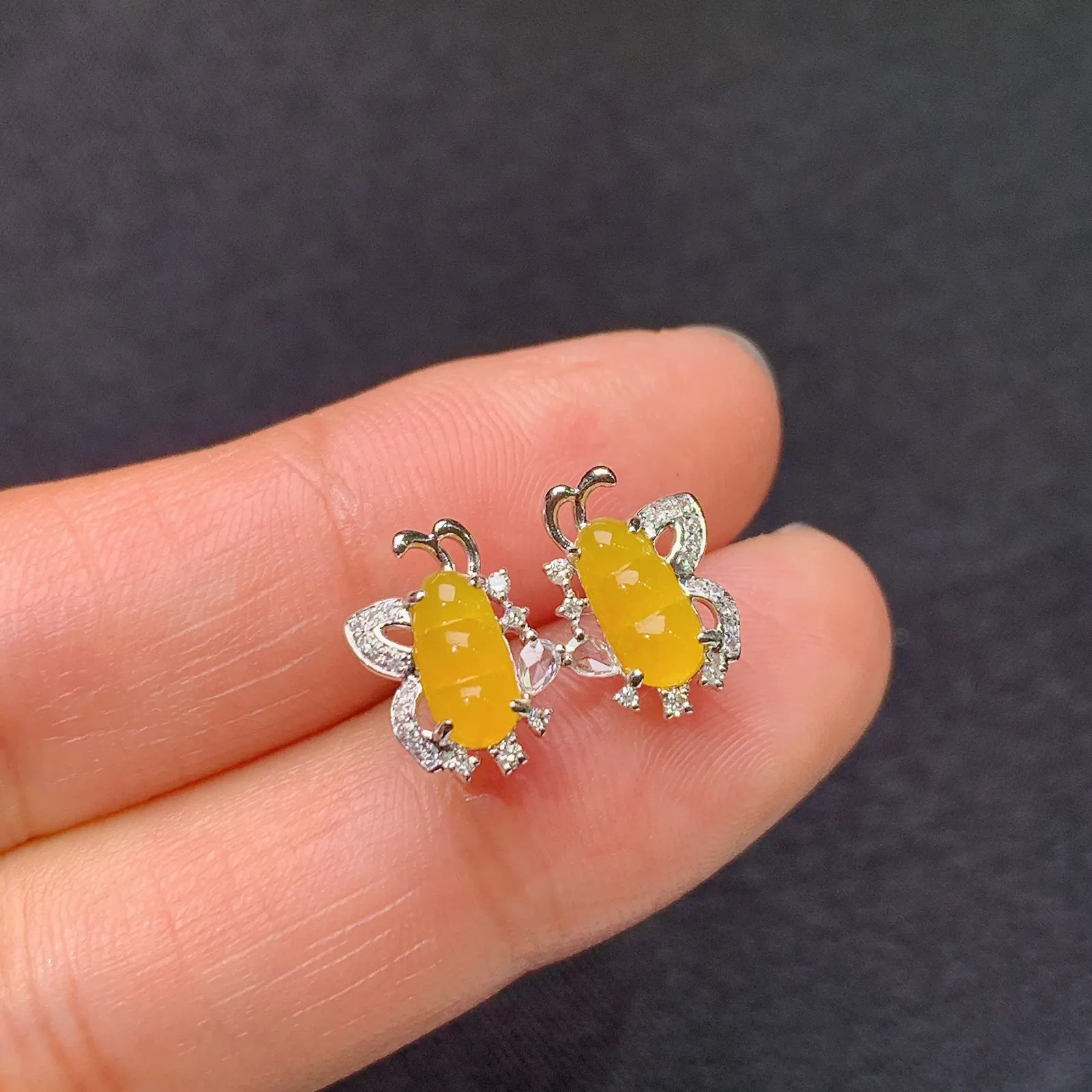 冰黄翡福豆耳钉，18k金镶嵌，精致时尚，冰透水润，颜色鲜亮 尺寸7.6*2.8*2