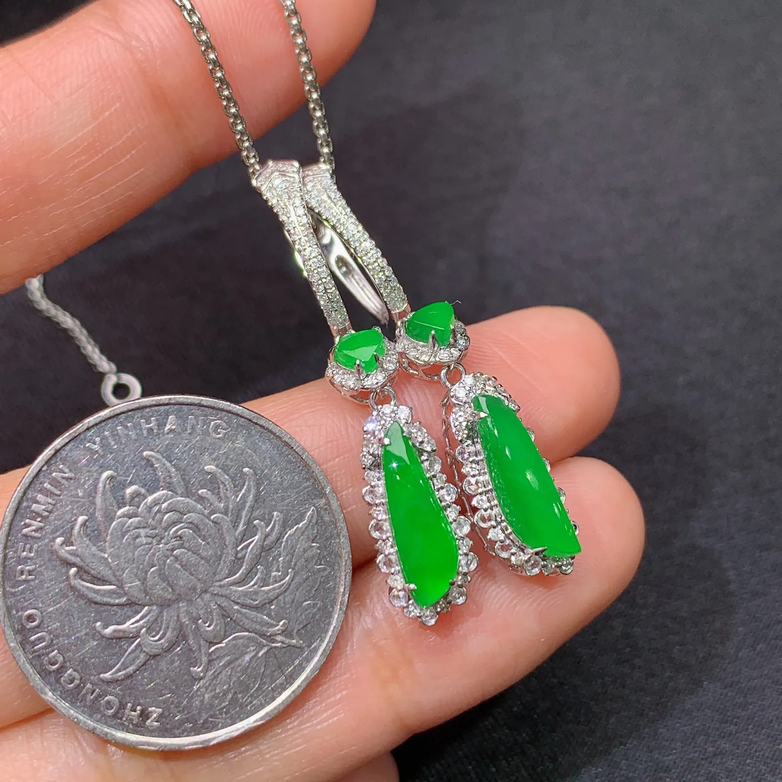 阳绿随形耳坠，18k金镶嵌，简约时尚，冰润色阳，种水足，裸石12.6*3.3*2