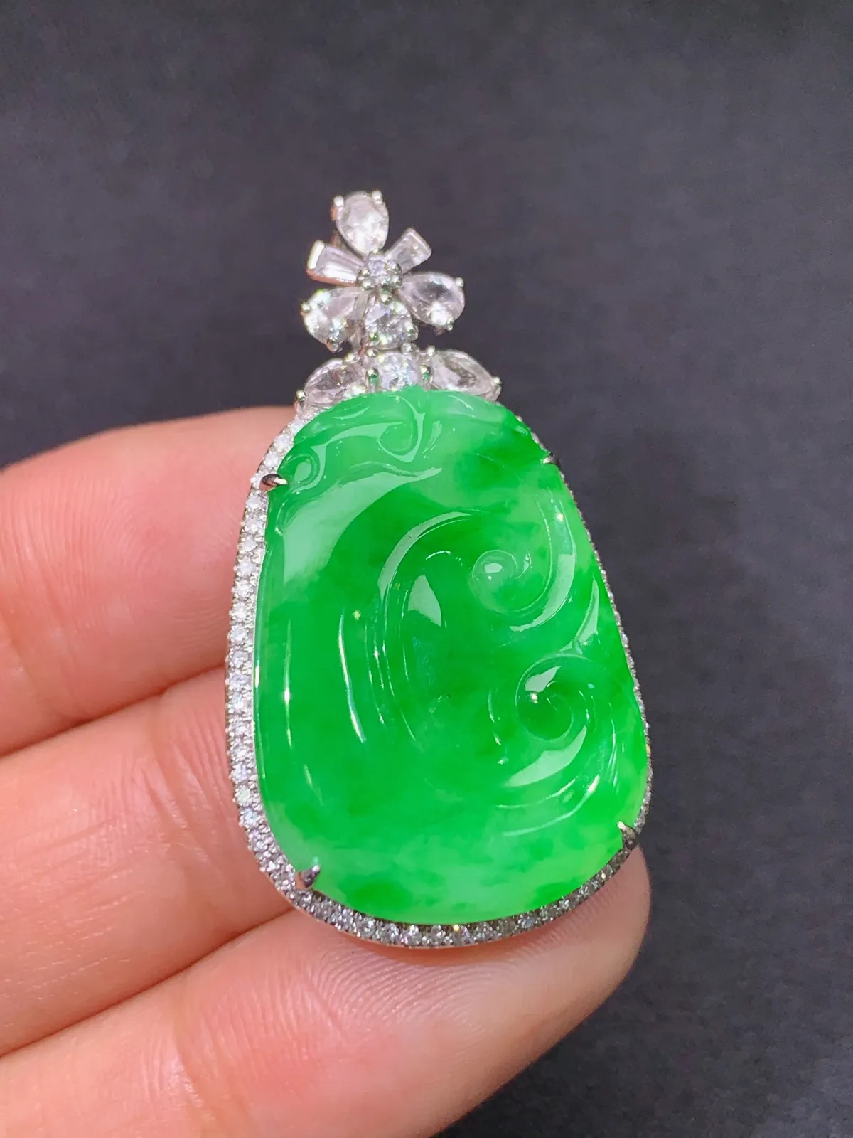 阳绿如意吊坠，18k金镶嵌，色泽鲜阳，冰润细腻，种水足， 尺寸37.2*20.5*8.8