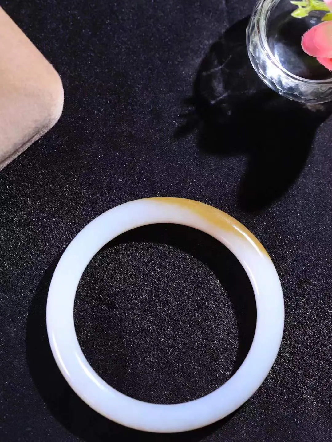 【婉约佳人.手镯】

精品️和田玉糖白玉手镯 玉质温润细腻 油性十足 手感舒适，高华雅逸，线条流畅，简约大气，美自天成，素雅高贵。佩戴于腕间，婉约之美，举手投足间透出那份低调奢华。重31.2克 内径53.5mm  尺寸8.1-8.2mm   FDA-111102533