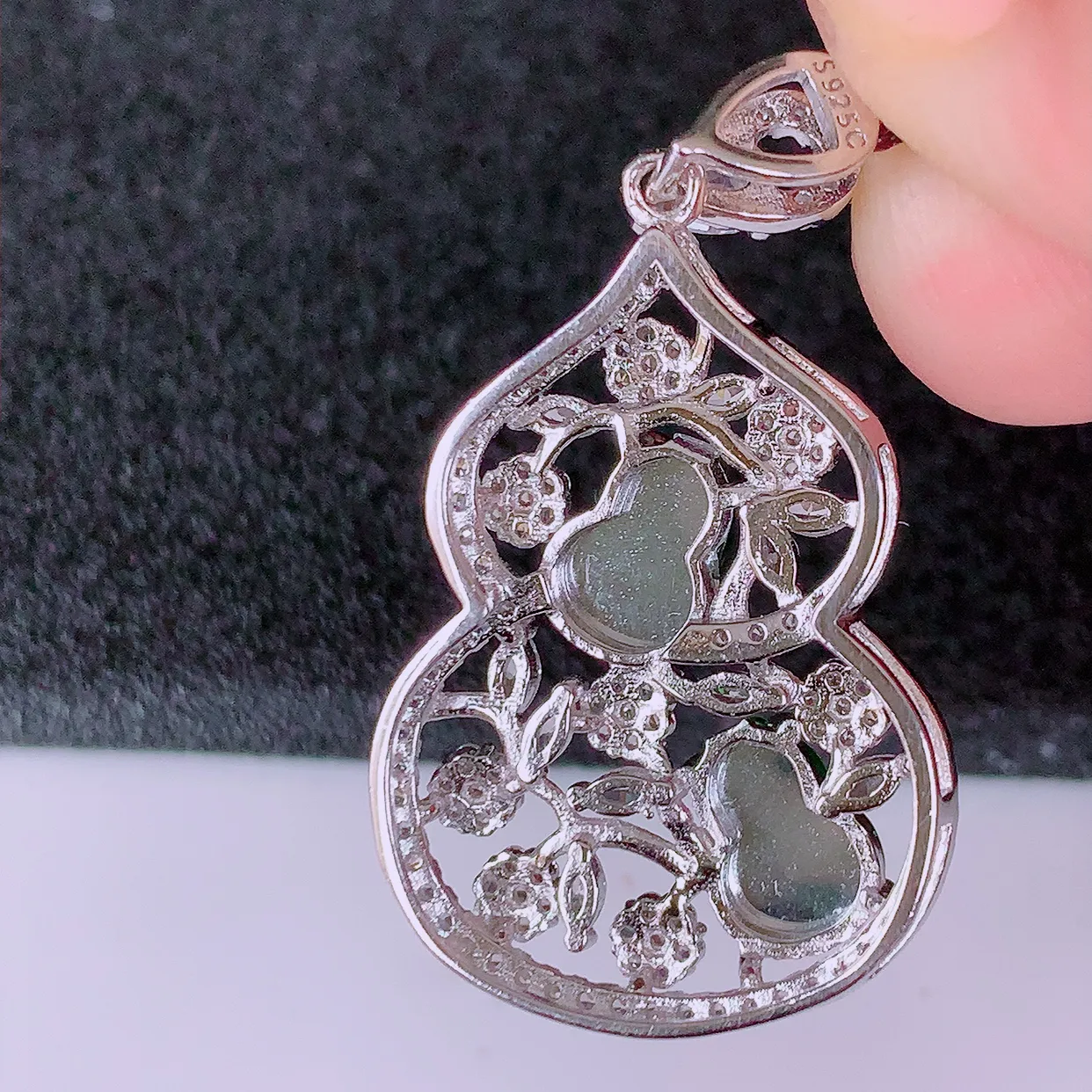 冰透满绿翡翠925银镶嵌葫芦吊坠，自然光实拍，翠色灵动，颜色漂亮，种老水足，品相佳，佩戴佳品！#97.29整体33.8*20*5.5裸石7.5*5.8