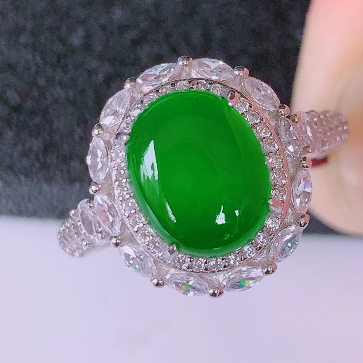 冰透满绿翡翠925银镶嵌戒指，自然光实拍，翠色灵动，颜色漂亮，种老水足，品相佳，佩戴佳品！#97.29（圈口可调大小）整体25.5-17.5-7.8裸石10*8