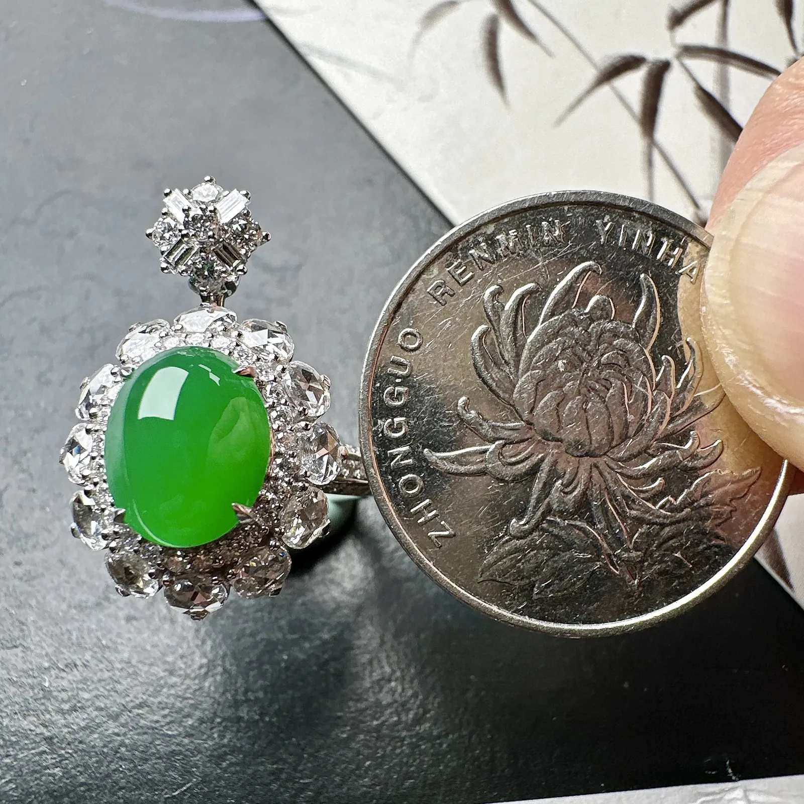 【冰种满绿蛋面吊坠、戒指两用款】质地细腻，种水上乘，通透闪亮，晶莹剔透。18K金钻精美镶嵌，裸石尺寸9.7*8*5毫米