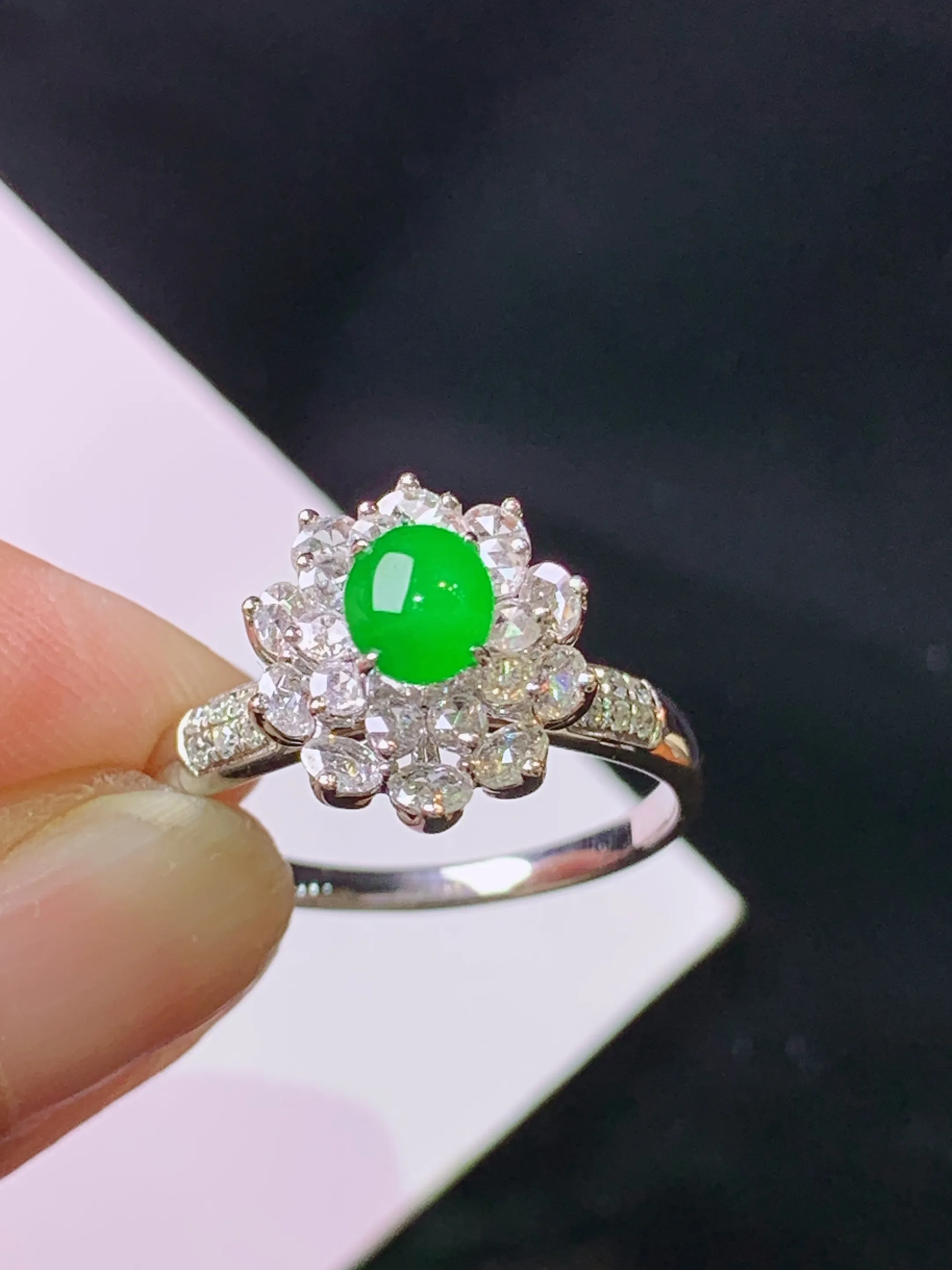 18k金钻镶嵌满绿蛋面戒指 玉质细腻 色泽清新艳丽  圈14 整体尺寸11.8*10