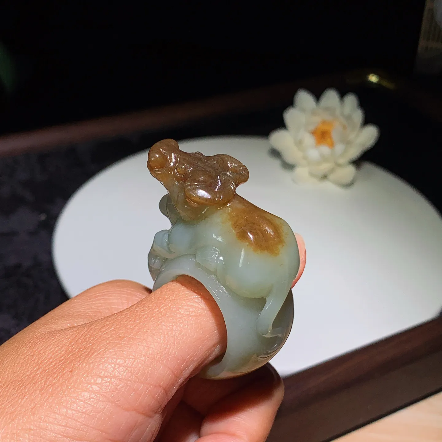 新疆和田玉且末糖扭转乾坤扳指 尺寸59/42/22内径23重50.5克。玉质细腻油润。手推出油。佩戴高端典雅。lt251201