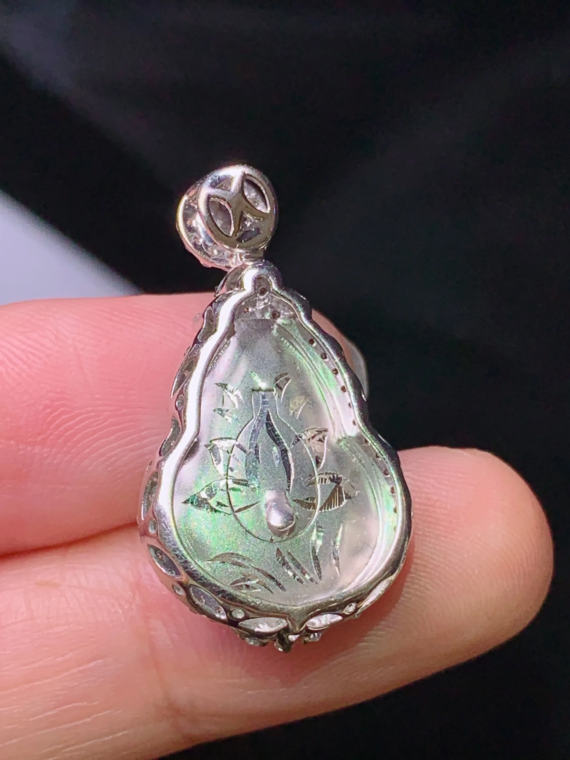 18k金钻镶嵌满绿葫芦吊坠 玉质细腻 色泽清新艳丽  整体尺寸27.6*15.2*7.3