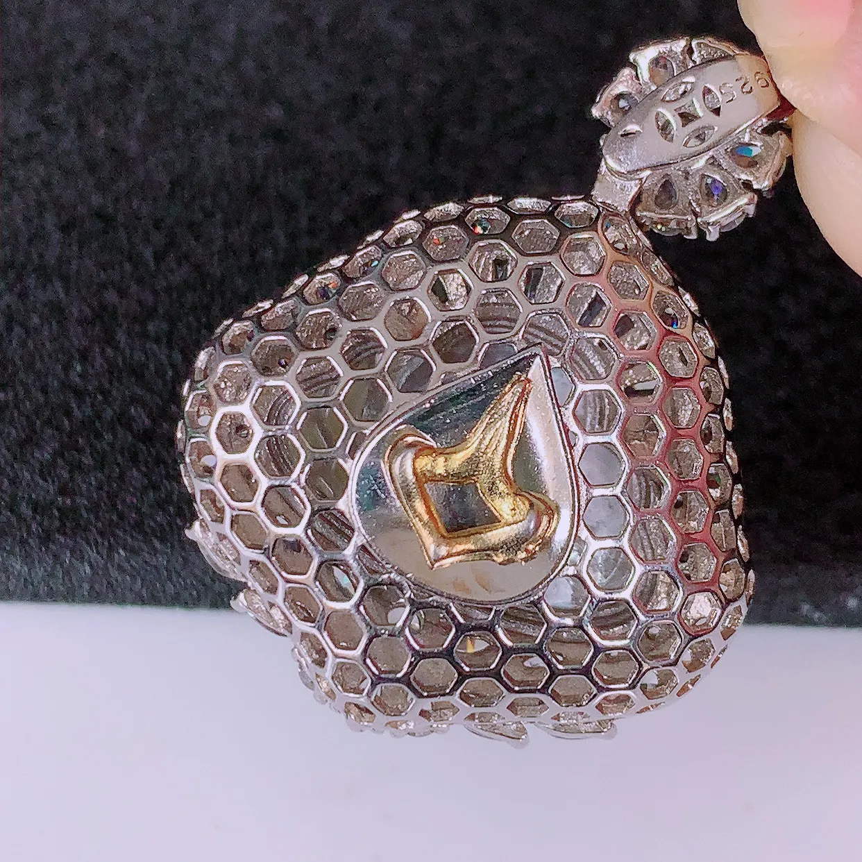 冰透满绿翡翠925银镶嵌佛公吊坠，自然光实拍，翠色灵动，颜色漂亮，种老水足，品相佳，佩戴佳品！#97.29整体34.5*26.5*12.5裸石19.5*15.5