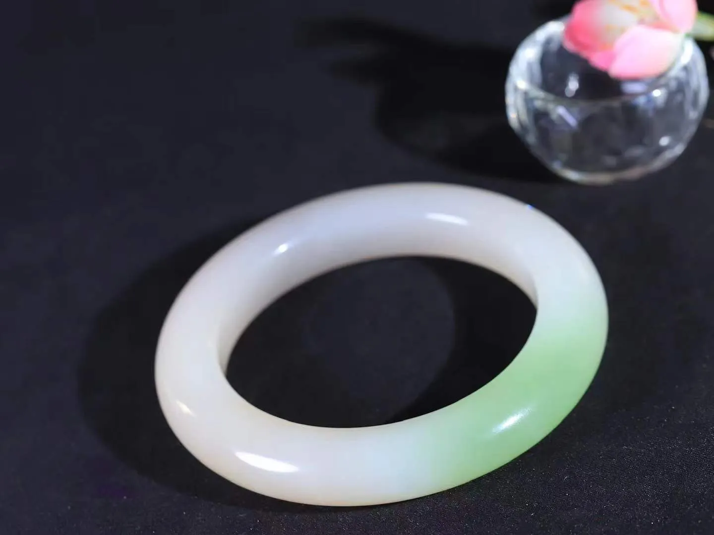 【婉约佳人.手镯】

典藏传家级臻品️和田玉三色手镯 玉质温润细腻 油性十足 手感舒适，高华雅逸，线条流畅，简约大气，美自天成，素雅高贵。佩戴于腕间，婉约之美，举手投足间透出那份低调奢华。重94克 内径60mm  尺寸13.2-12.4mm   FDA-44120233