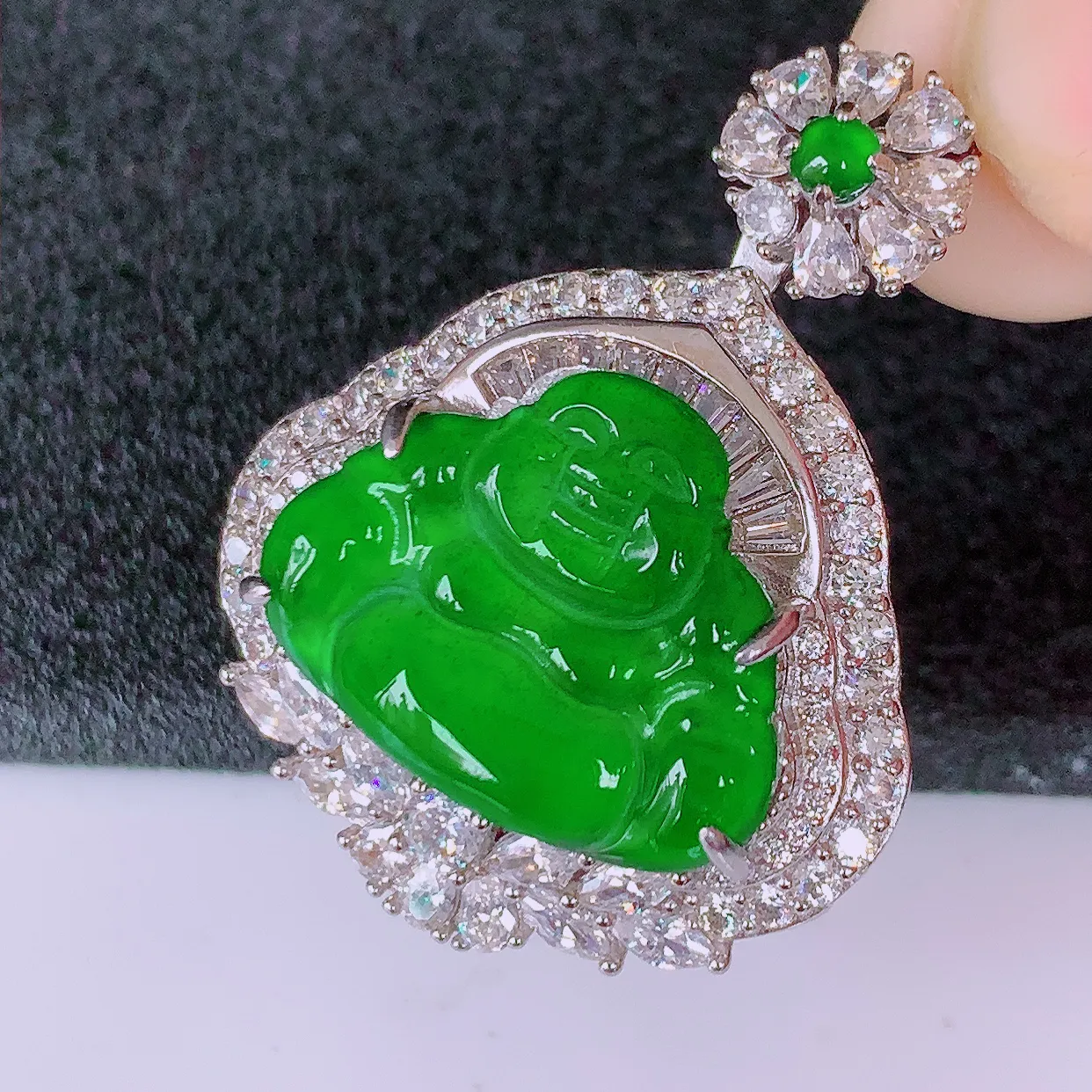 冰透满绿翡翠925银镶嵌佛公吊坠，自然光实拍，翠色灵动，颜色漂亮，种老水足，品相佳，佩戴佳品！#97.29整体34.5*26.5*12.5裸石19.5*15.5