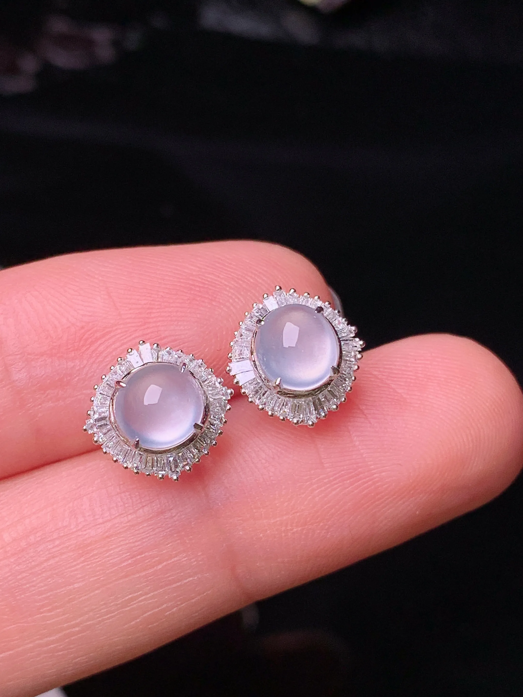 18k金钻镶嵌冰种蛋面耳钉 玉质细腻 色泽清新艳丽 整体尺寸10.2*9.5*6.8