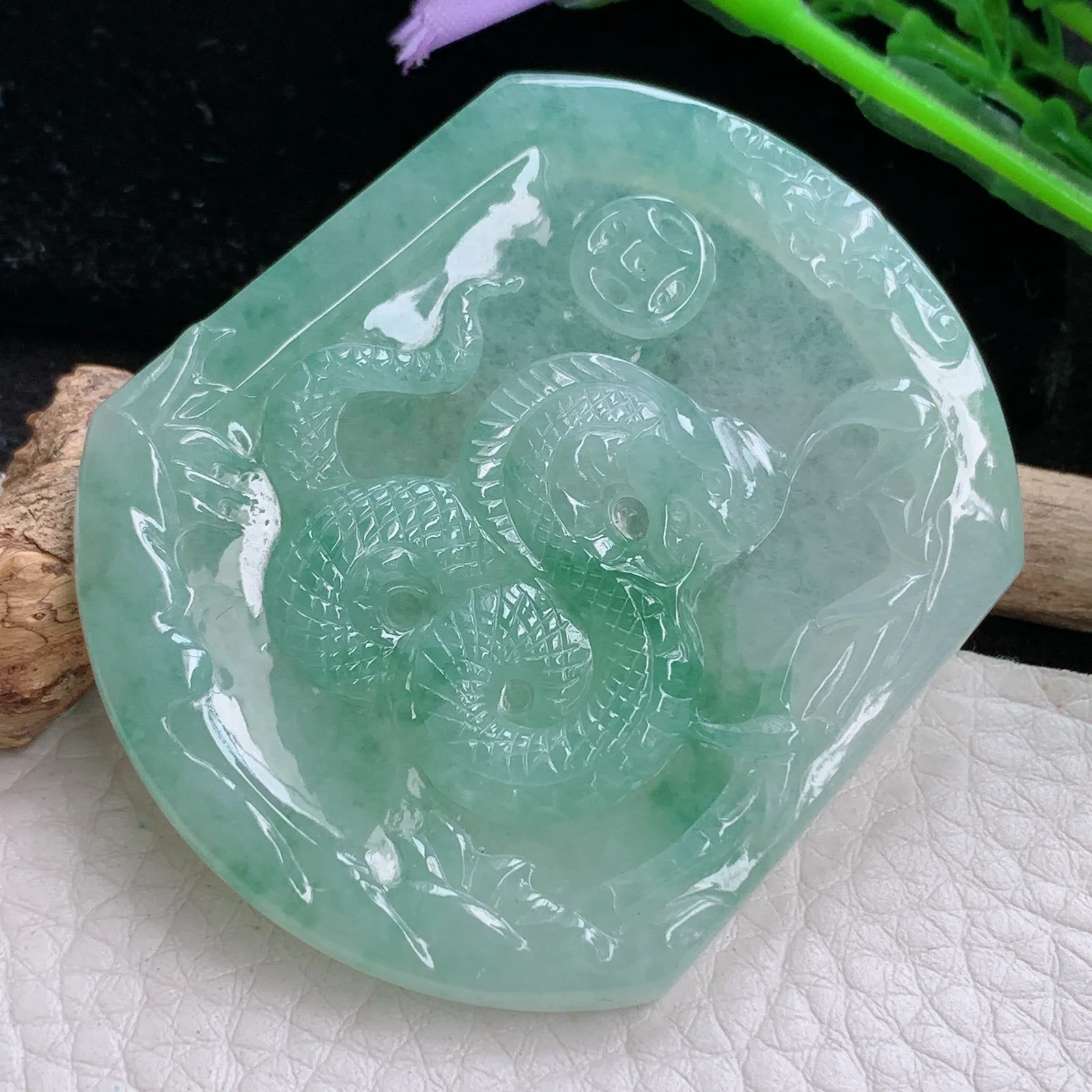 kh自然光54*46*4.5天然缅甸翡翠飘绿花腰缠万贯 年肖蛇玉吊坠 毛衣坠