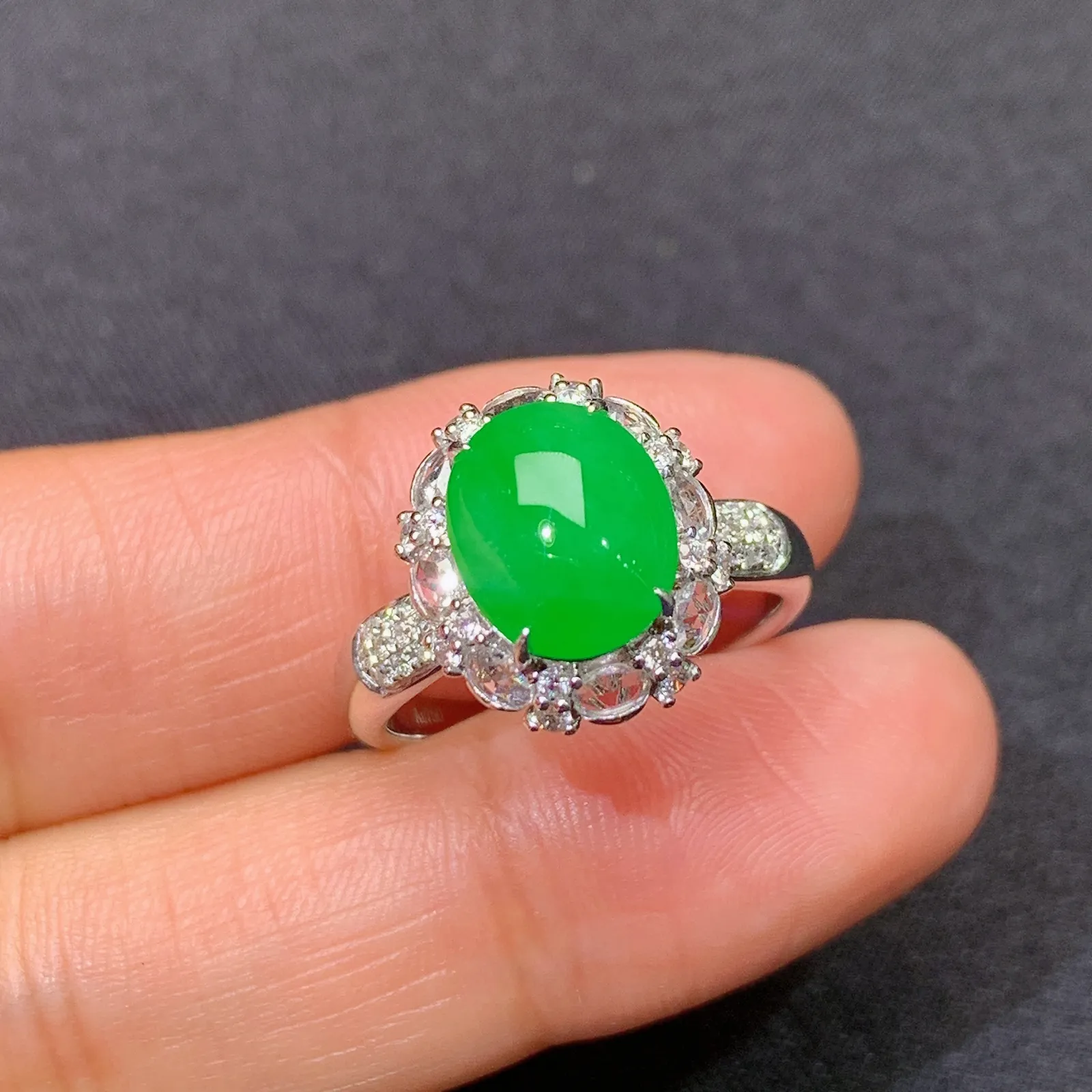 阳绿蛋面戒指 18k金镶嵌，色泽鲜阳，冰润细腻，种水足，圈口14 裸石9.6*7.8*3.3