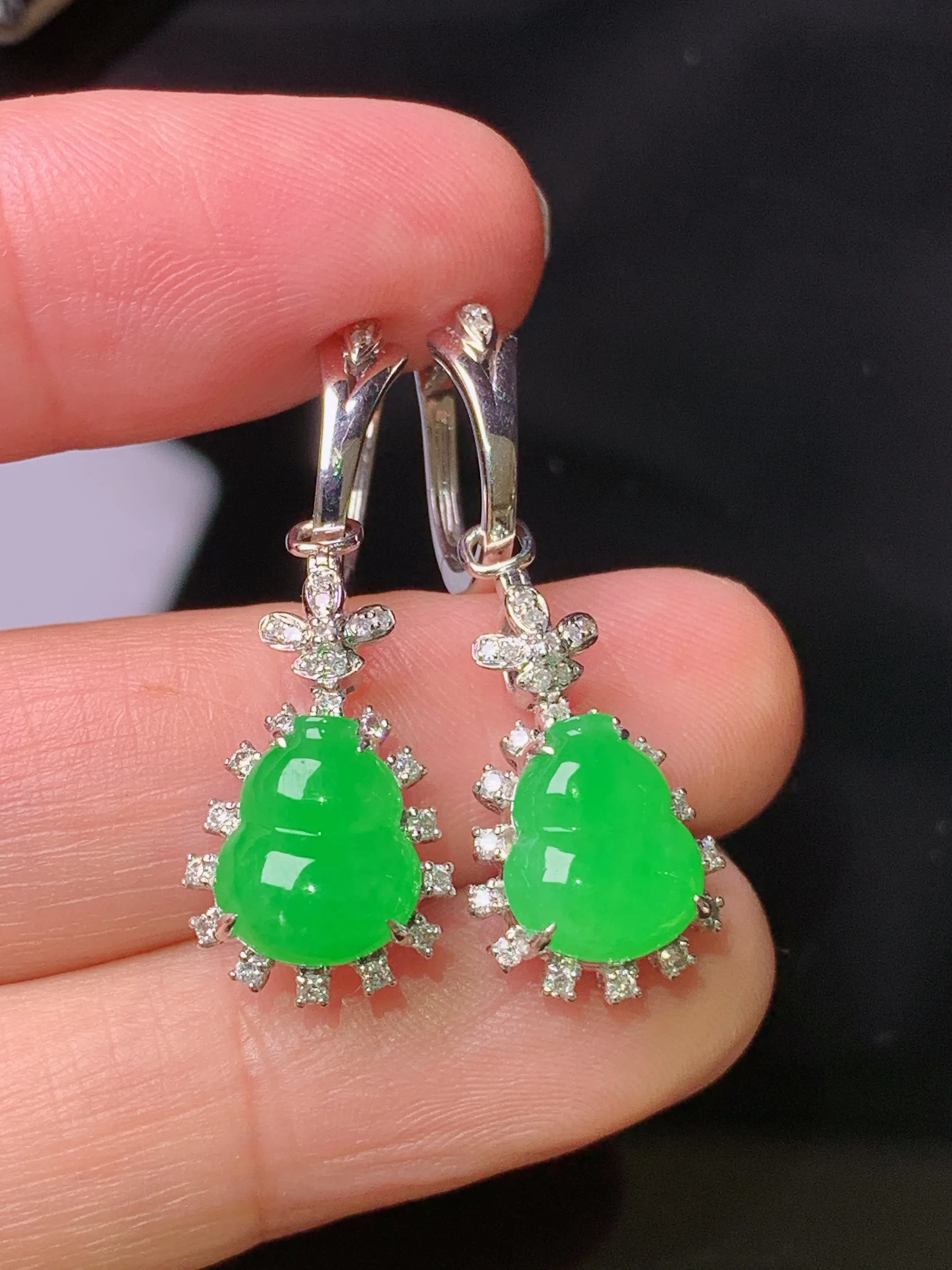 18k金钻镶嵌翠绿葫芦耳坠 玉质细腻 色泽清新艳丽  整体尺寸31*11*7.2