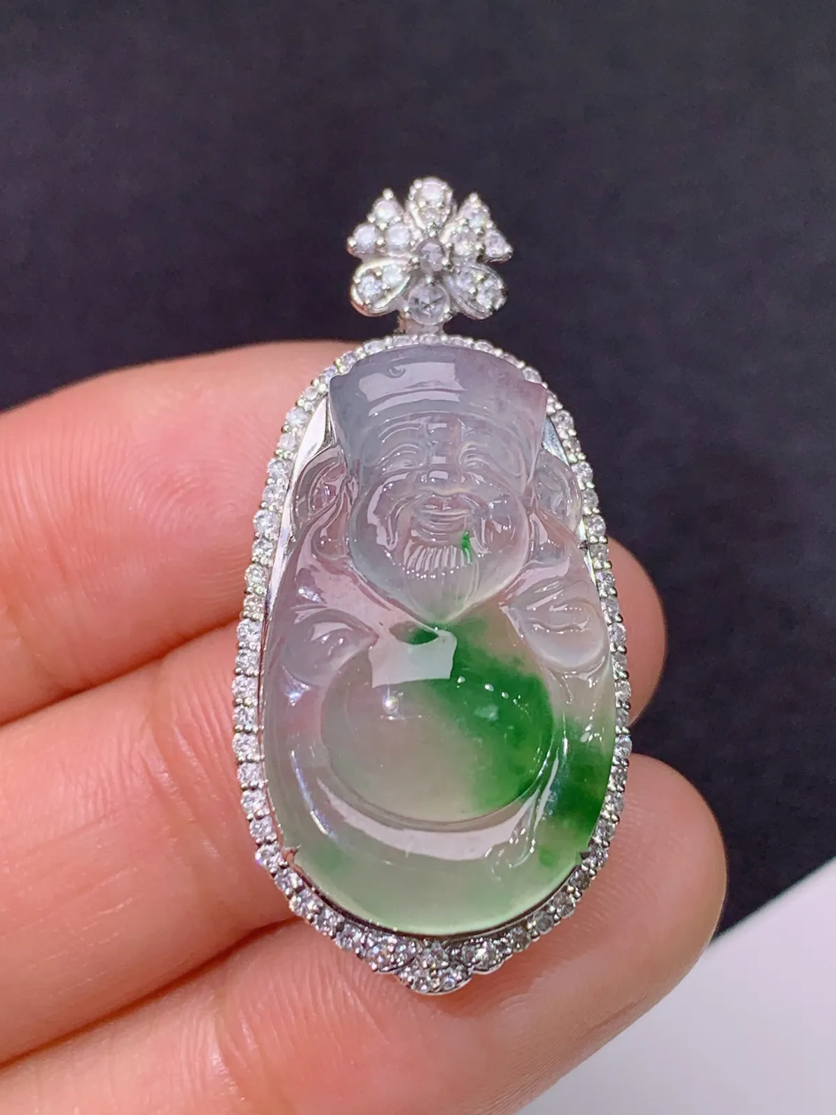 冰种飘绿财神吊坠，18k金镶嵌，冰润细腻，色阳，品相好，种水足 尺寸36.3*17.3*10.2