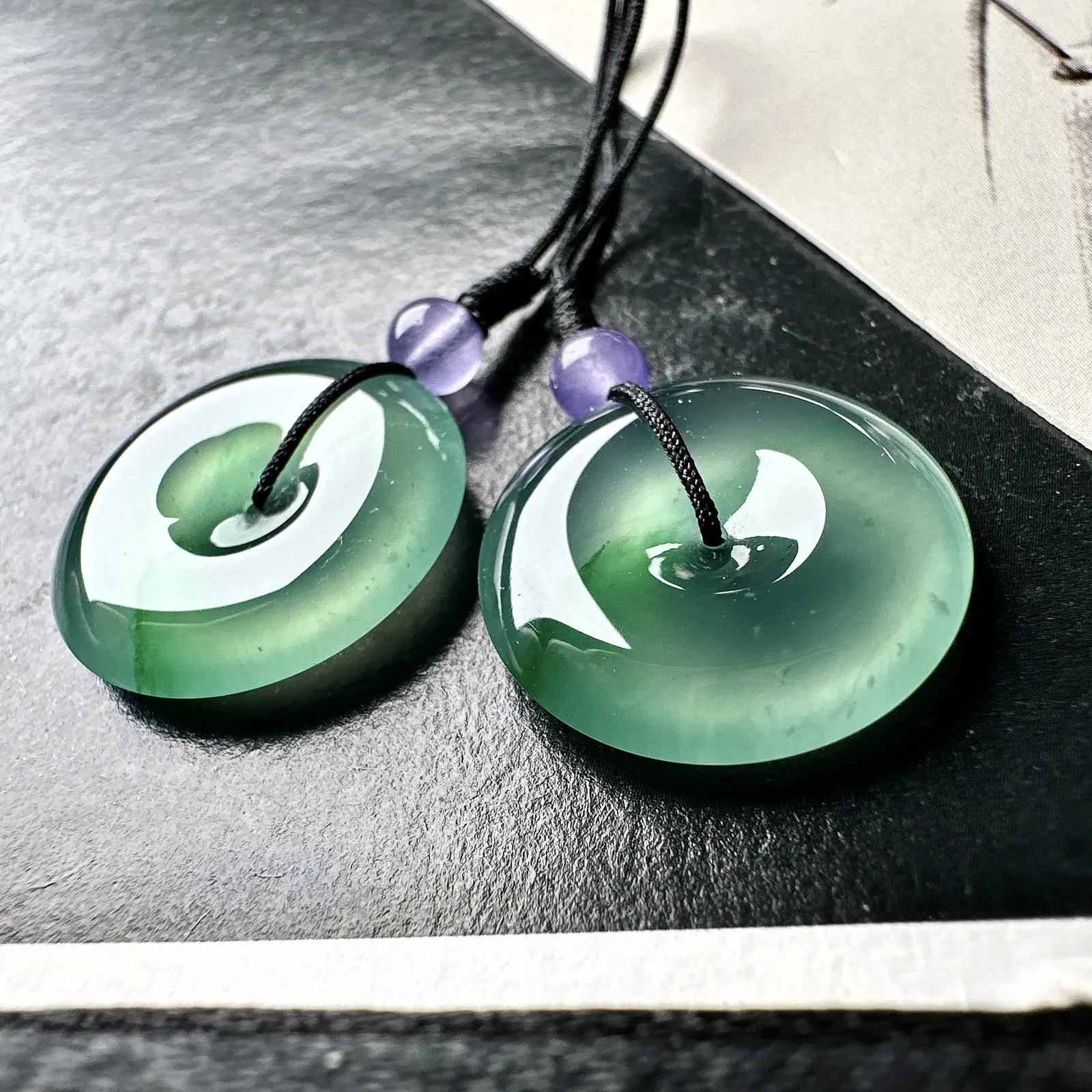 【冰种飘绿平安扣一对】一道金丝阳绿色泽，质地细腻，难得的冰润度，难得的好颜色，韵味十足，古色古香