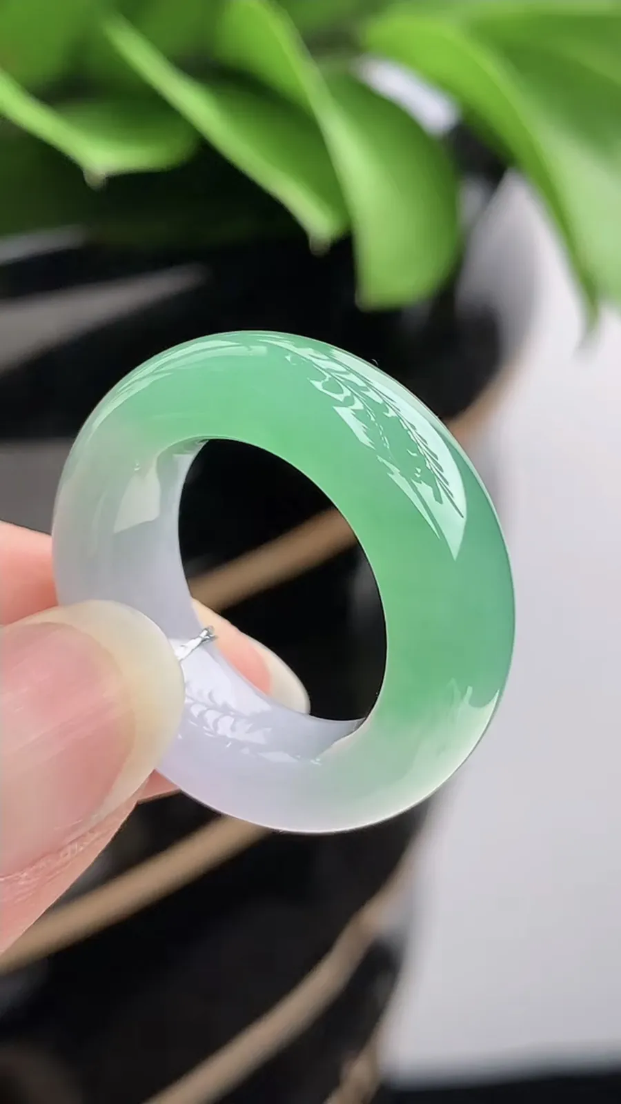 a货翡翠老坑冰种飘绿素面戒指 尺寸17.5×8.2×5mm 重量8.42g 1202