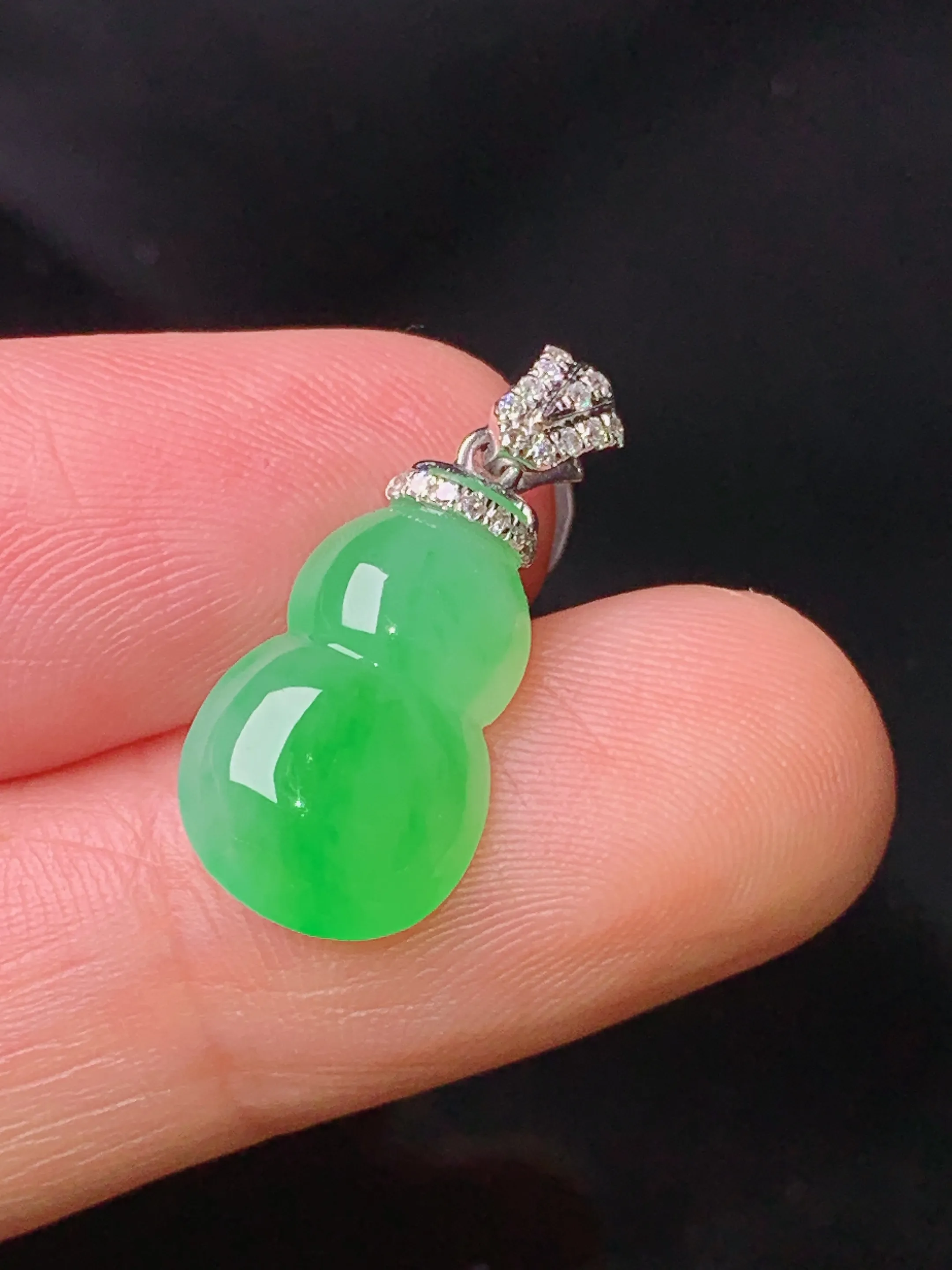 18k金钻镶嵌翠绿葫芦吊坠 玉质细腻 色泽清新艳丽  整体尺寸21.3*9.7*4