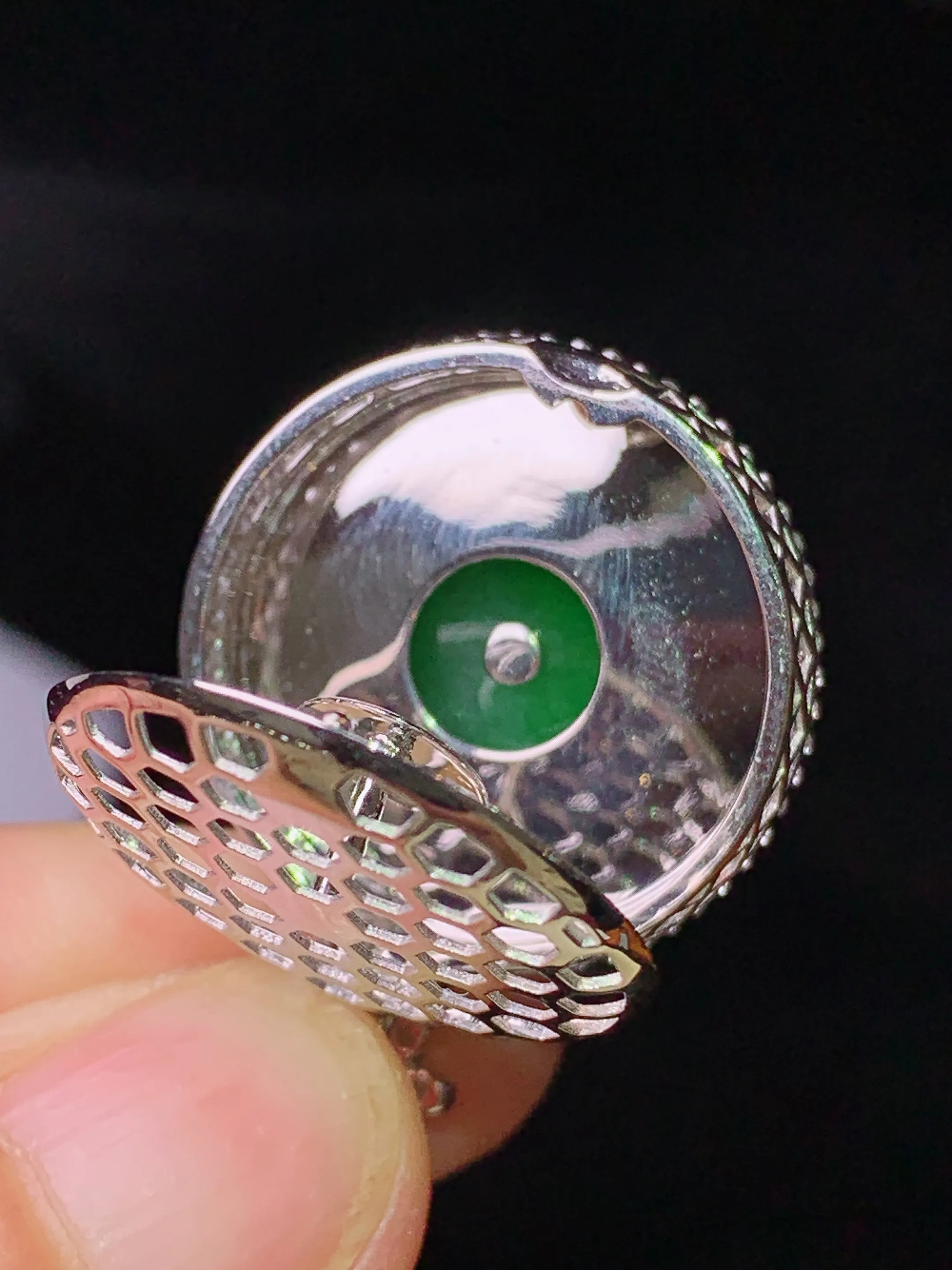 18k金钻镶嵌满绿平安扣吊坠 玉质细腻 色泽清新艳丽 整体尺寸31*22.6*10