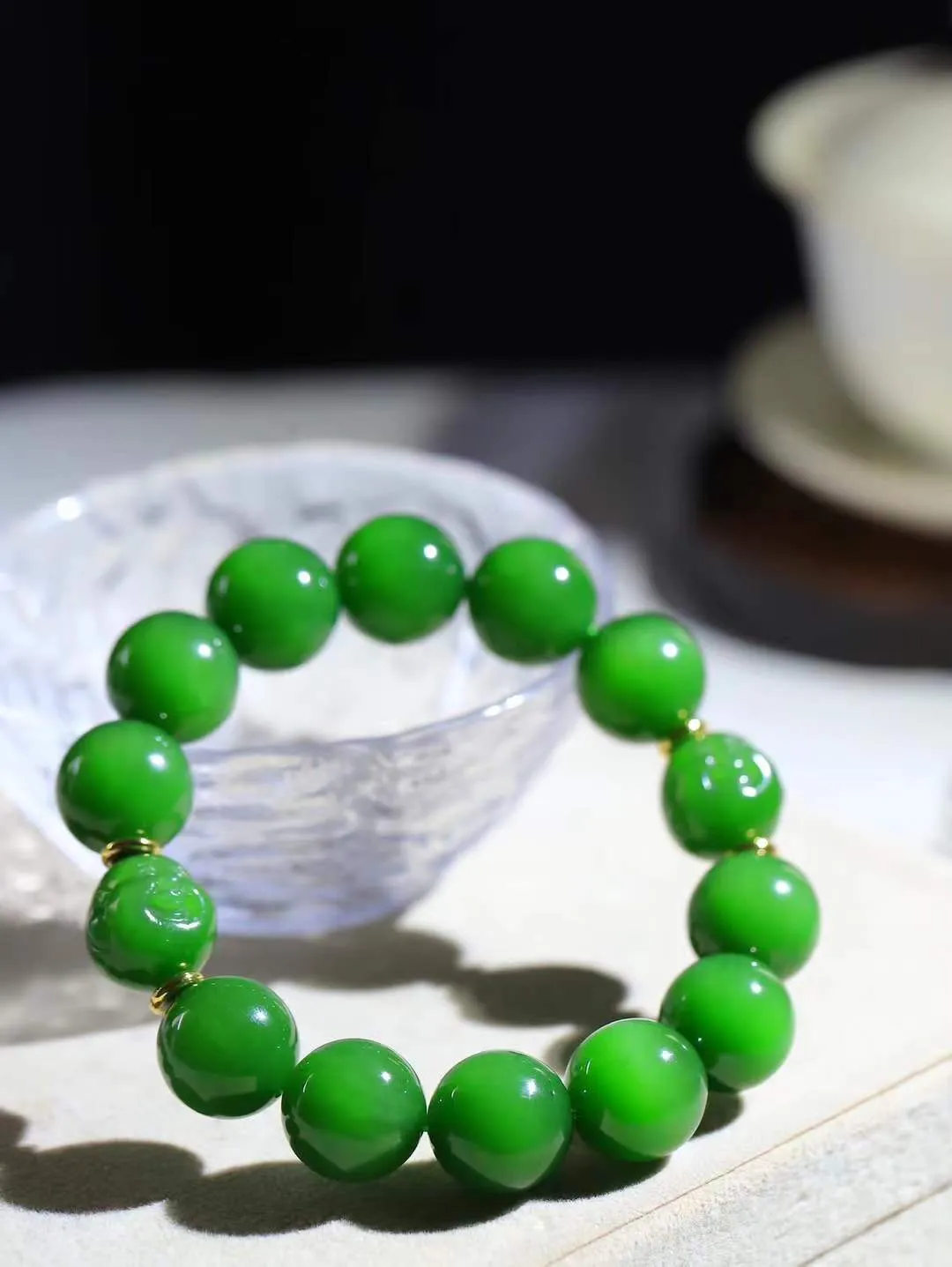 【珠圆玉润.手串】

收藏级臻品️和田玉碧玉猫眼珠圆玉润手串 玉质温润细腻  整串打磨圆润，佩戴舒适。珠珠落玉盘，间关莺语花底滑，一生美好时光，无论身在何处，都有它相伴相守。事事顺遂，幸福美满，吉祥如意。重89克 尺寸取一16mm  FDA-22120233