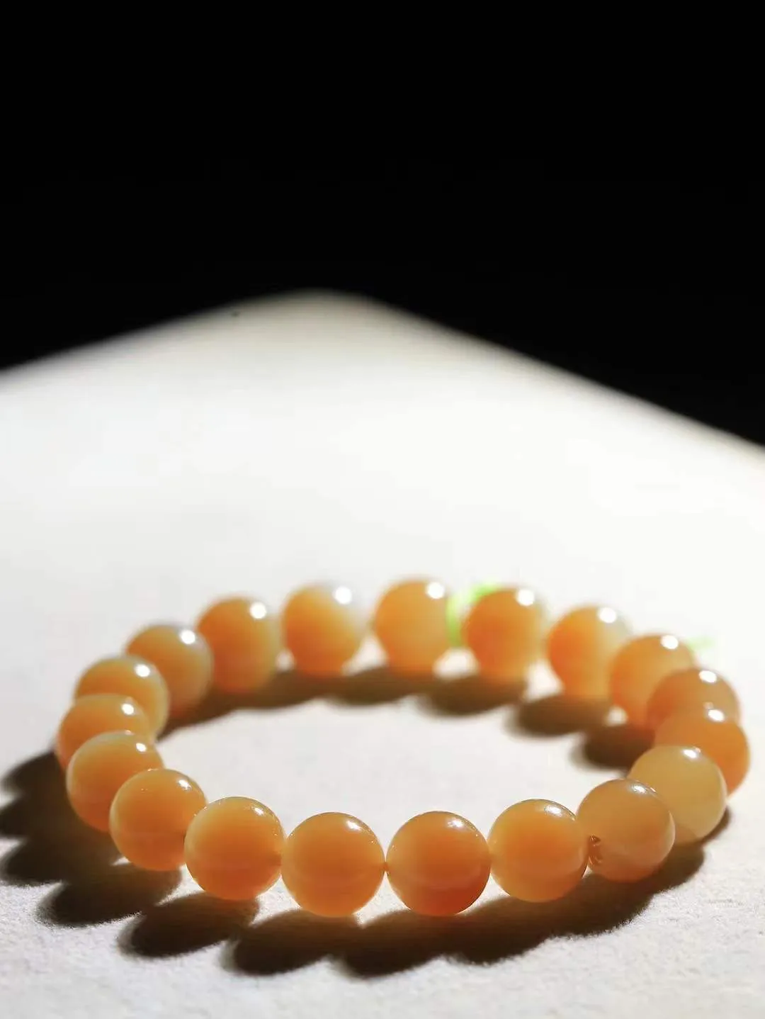 【珠圆玉润.手串】

精品和田玉糖白玉珠圆玉润手串 玉质温润细腻  整串打磨圆润，佩戴舒适。珠珠落玉盘，间关莺语花底滑，一生美好时光，无论身在何处，都有它相伴相守。事事顺遂，幸福美满，吉祥如意。重28.41克   尺寸取一9.2mm   FDL-31120206