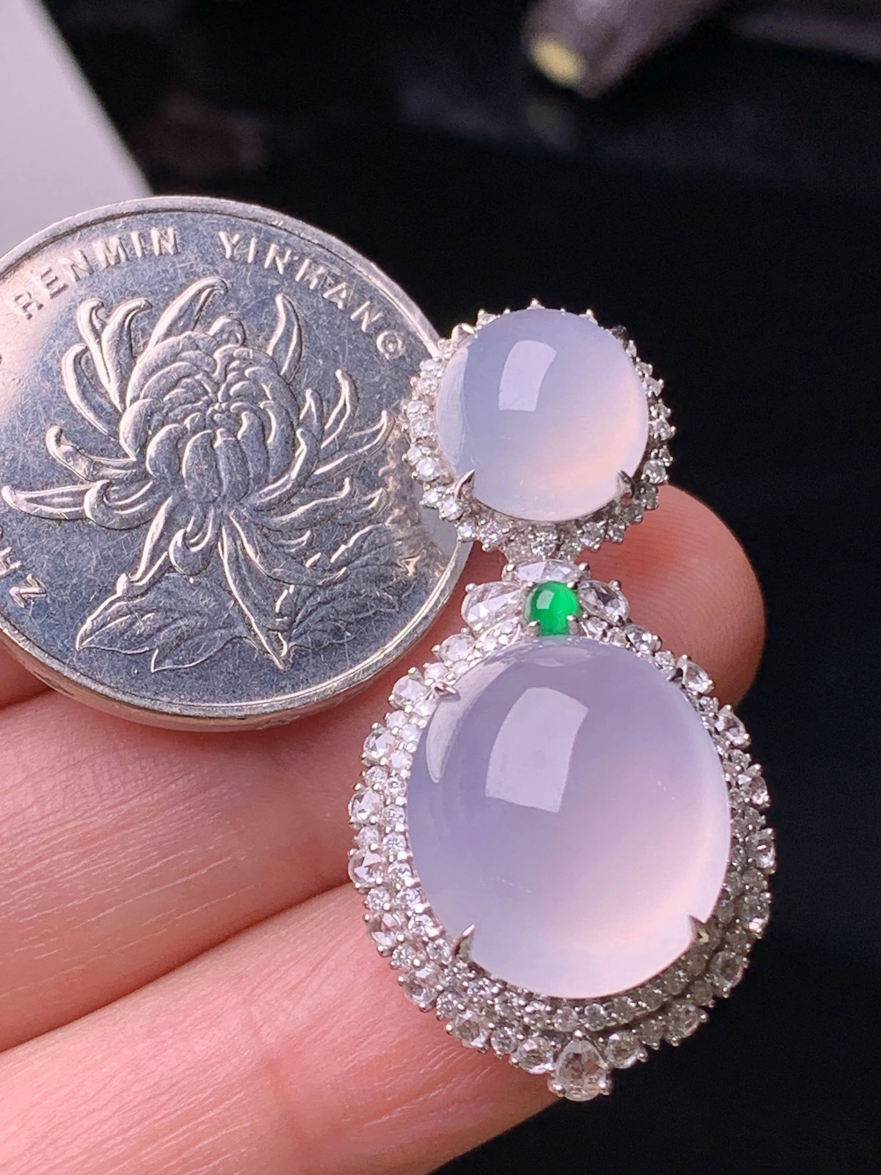 18k金钻镶嵌冰种蛋面吊坠 玉质细腻 色泽清新艳丽 整体尺寸35*18*12.8