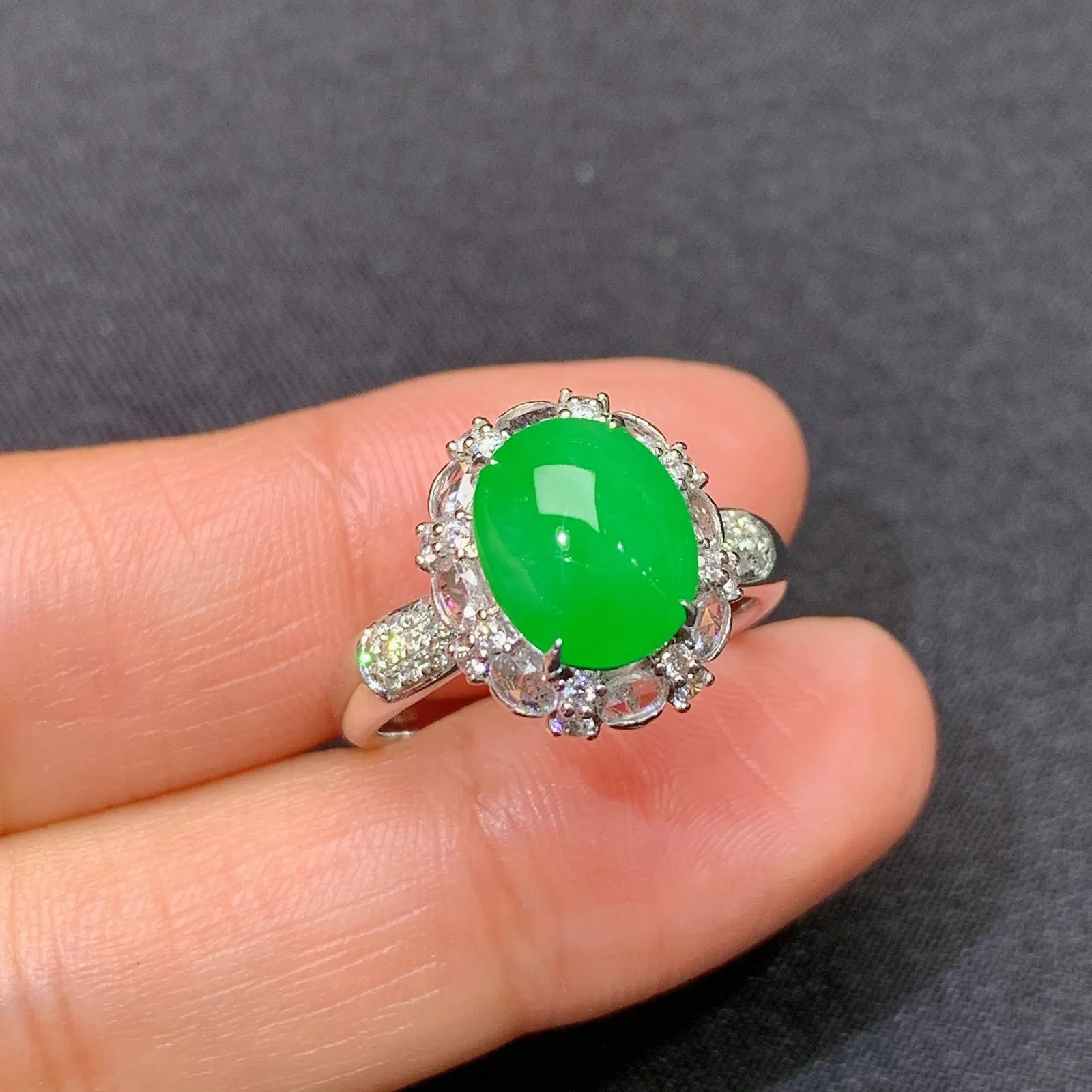 阳绿蛋面戒指 18k金镶嵌，色泽鲜阳，冰润细腻，种水足，圈口14 裸石9.6*7.8*3.3