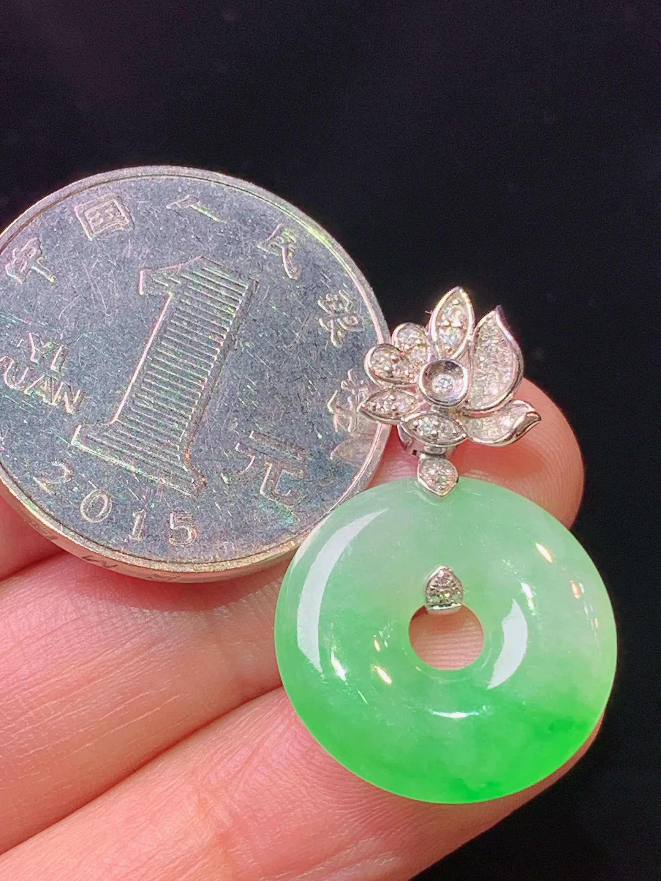 18k金钻镶嵌翠绿平安环吊坠 玉质细腻 色泽清新艳丽  整体尺寸28.6*18.5*3.6