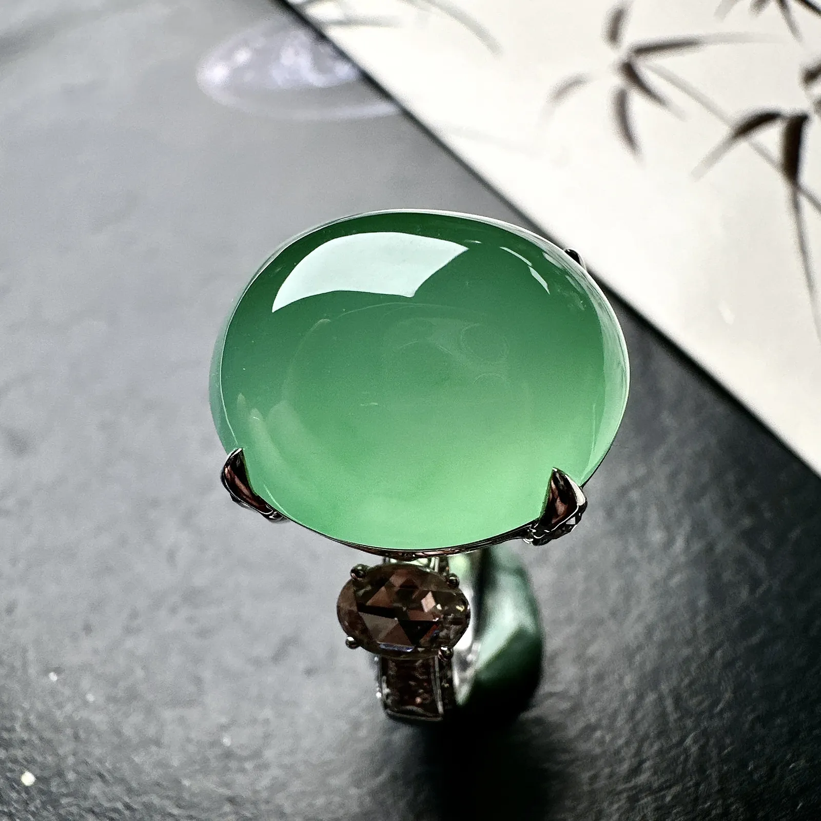 【冰种满绿大蛋面戒指】质地细腻，种水上乘，通透闪亮，晶莹剔透。18K金钻精美镶嵌，裸石尺寸17.9*16.5*9.3毫米