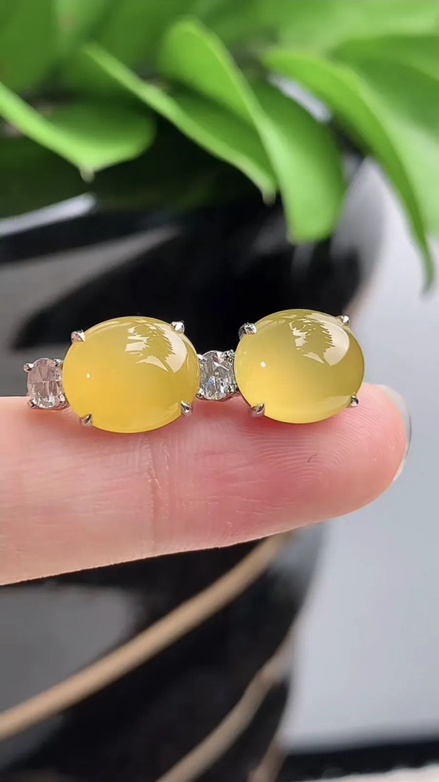 a货翡翠老坑冰种18K金伴钻镶嵌黄翡蛋面耳坠 尺寸10×8mm 重量4.40g 1201