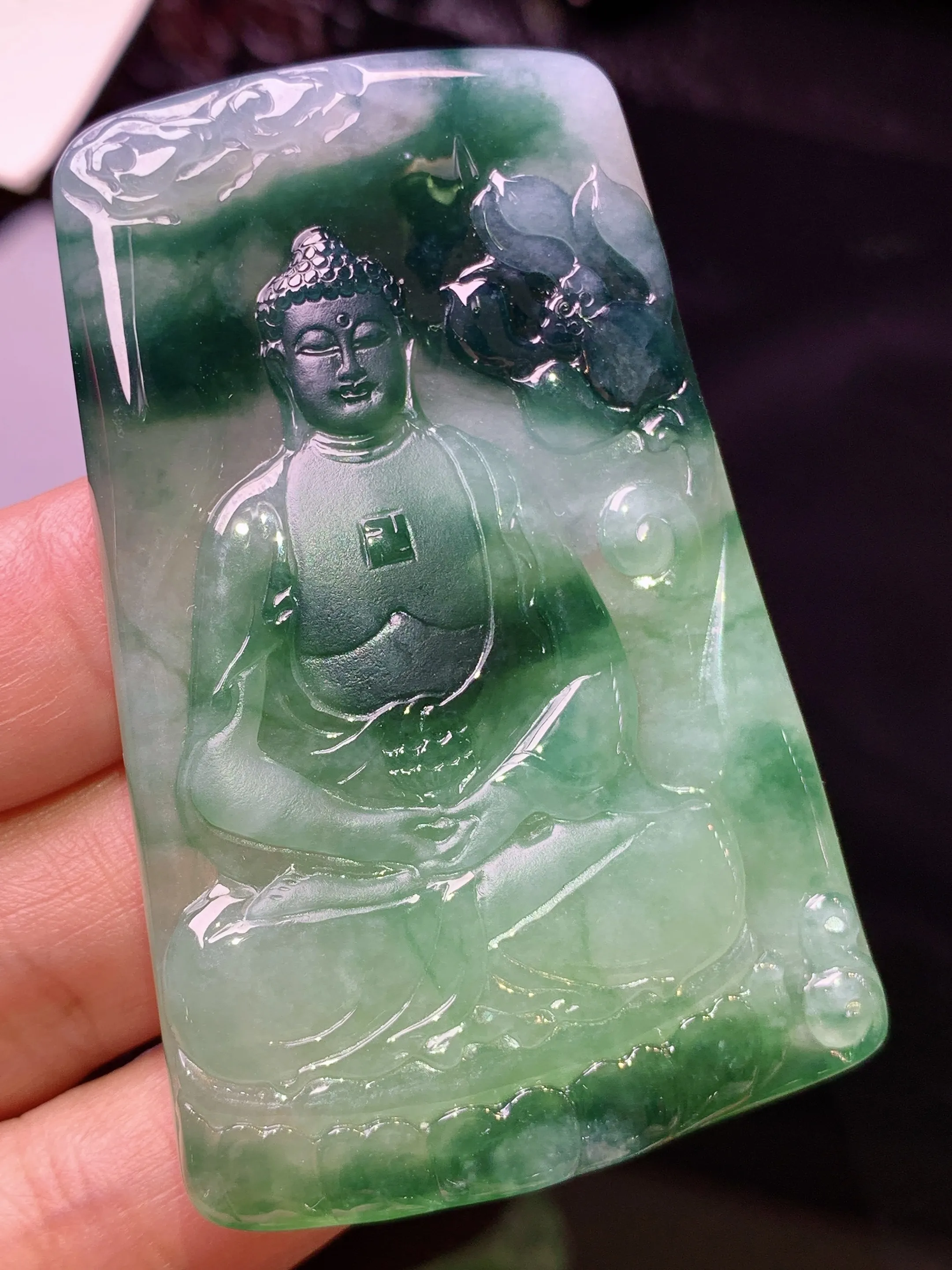 飘绿大日如来佛祖吊坠 玉质细腻 色泽清新艳丽  整体尺寸59.8*30.5*4.8