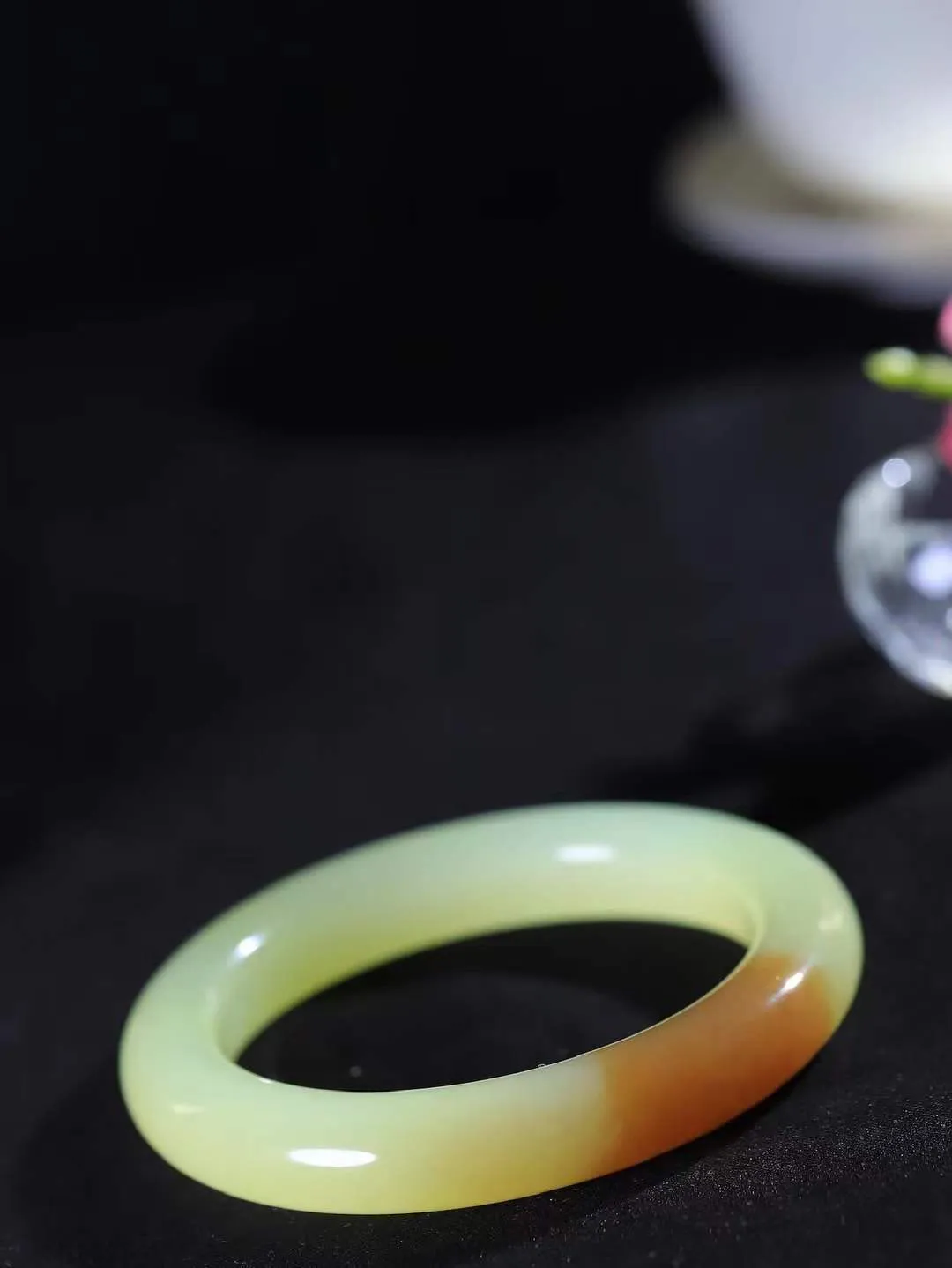 【花样年华·手镯】

典藏级臻品和田玉黄口带糖手镯，质地油润细腻，色泽高贵典雅，镯型古朴典雅。在诗情画意的雨巷相遇，你是我腕间的一抹风情，有你眸有深情，清风荡漾湖间静水，我愿俯身低眉，在烟波涟漪处，寻你深情倩影。内径56.5mm尺寸11.7-10.9mm 重66.2克fDA-78127247