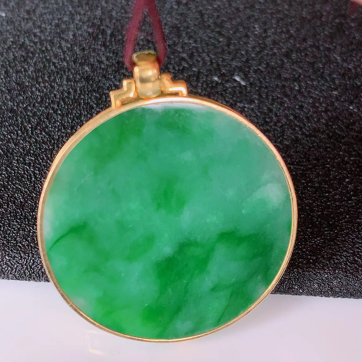 自然光实拍，18K金镶嵌水润飘绿翡翠平安无事牌吊坠，平平安安，无事牌翠色灵动，佩戴平安时尚！#83.29整体35.5-29.5-4.2裸石28.5*28.5