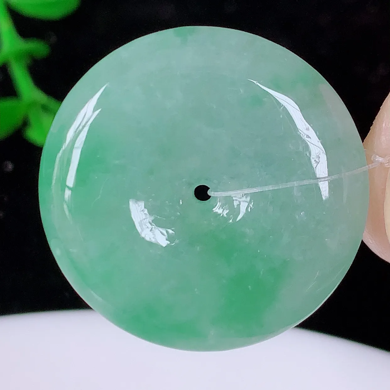 自然光实拍，冰飘绿翡翠平安扣吊坠，品相佳，美感十足，寓意平平安安，平安扣佩戴精美时尚！#49.29