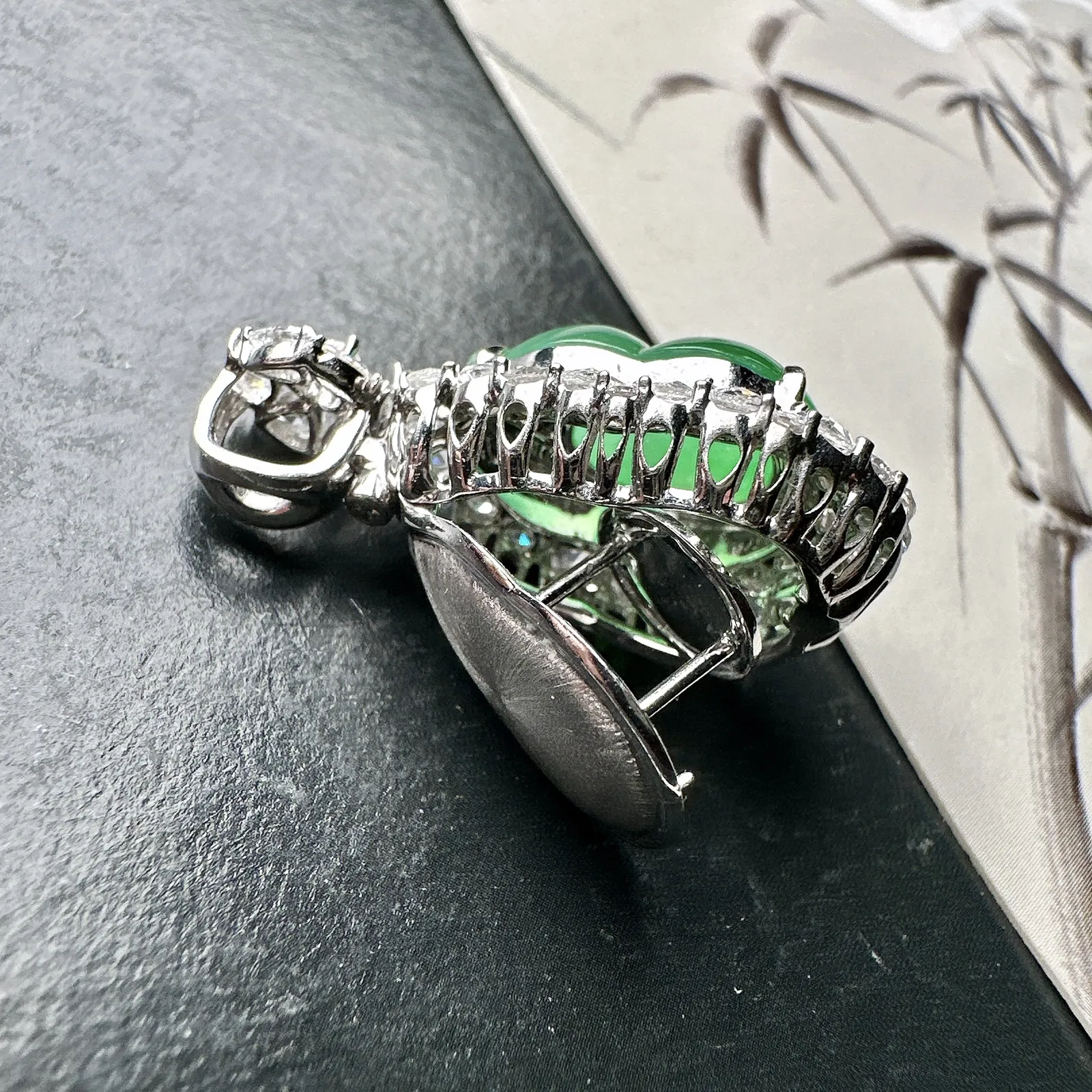 【冰种满绿葫芦】种水色俱全，冰透闪亮，通透感饱满度很好，18k金钻豪华镶嵌，裸石尺寸15.7*10.8*5.5毫米