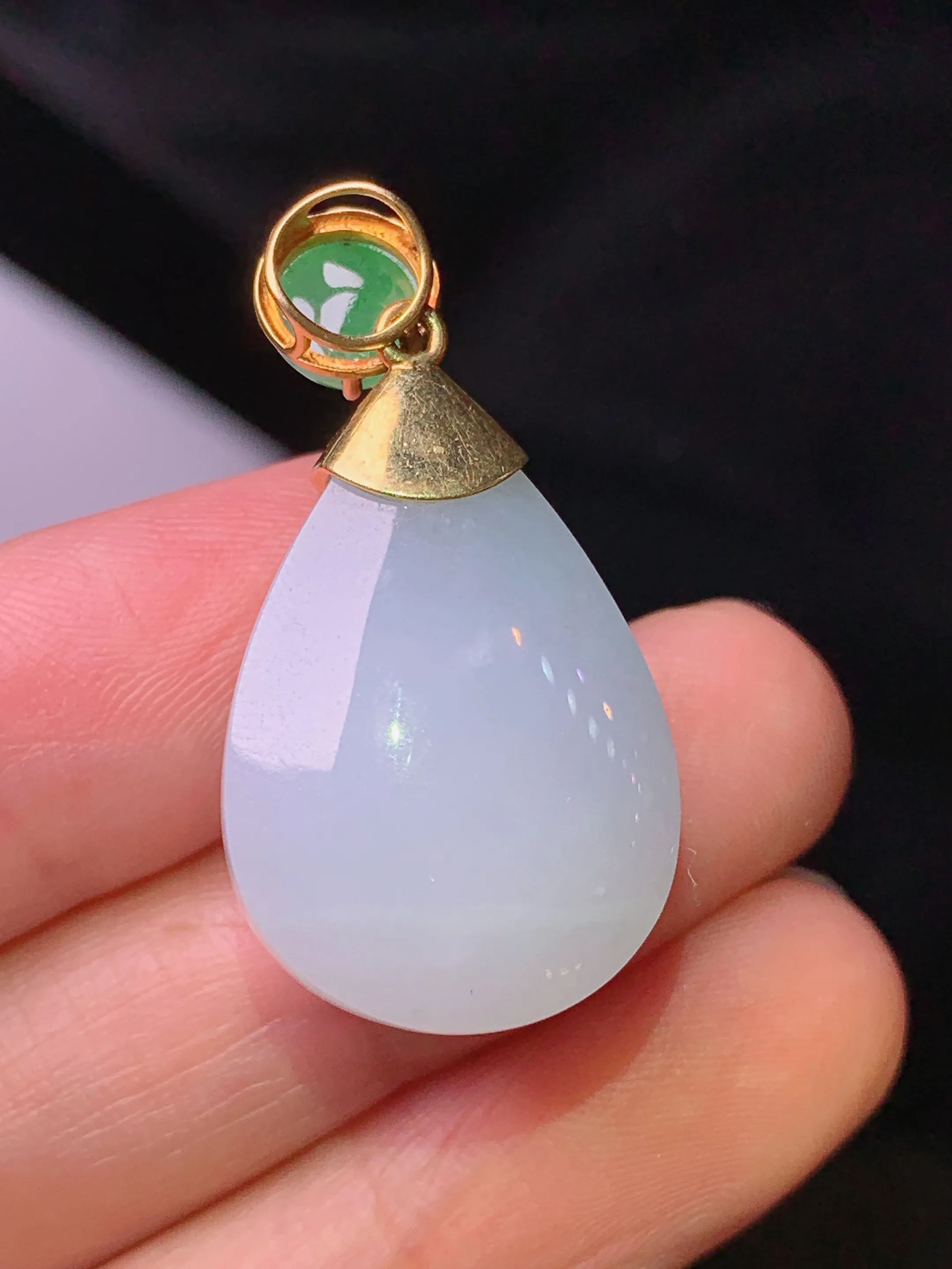 18k金镶嵌飘绿水滴吊坠 玉质细腻 色泽清新艳丽  整体尺寸33*17*14