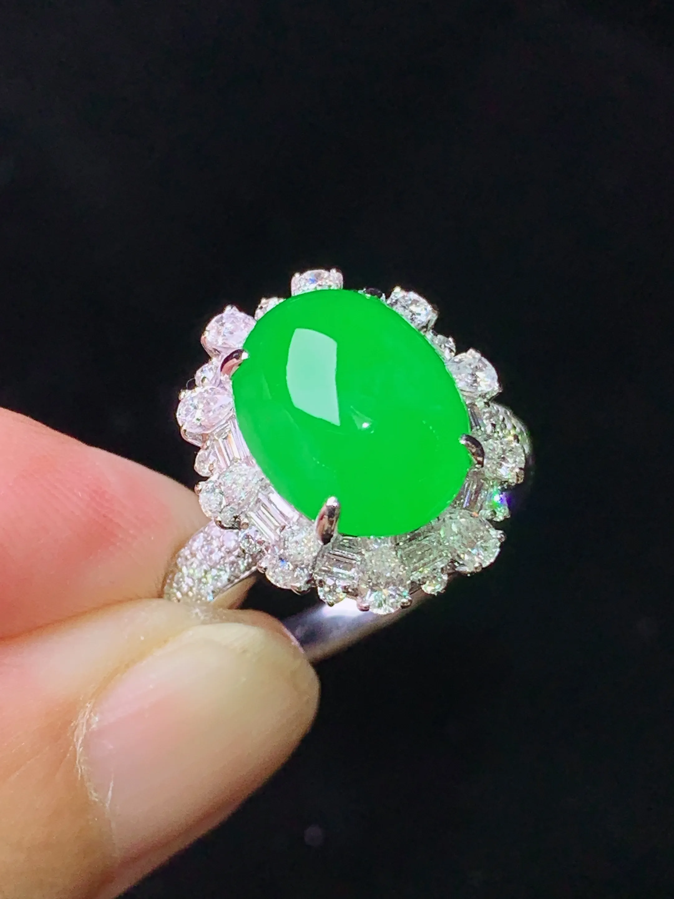 18k金钻镶嵌满绿蛋面戒指 玉质细腻 色泽清新艳丽  圈口15 整体尺寸16*14.2*11.5
