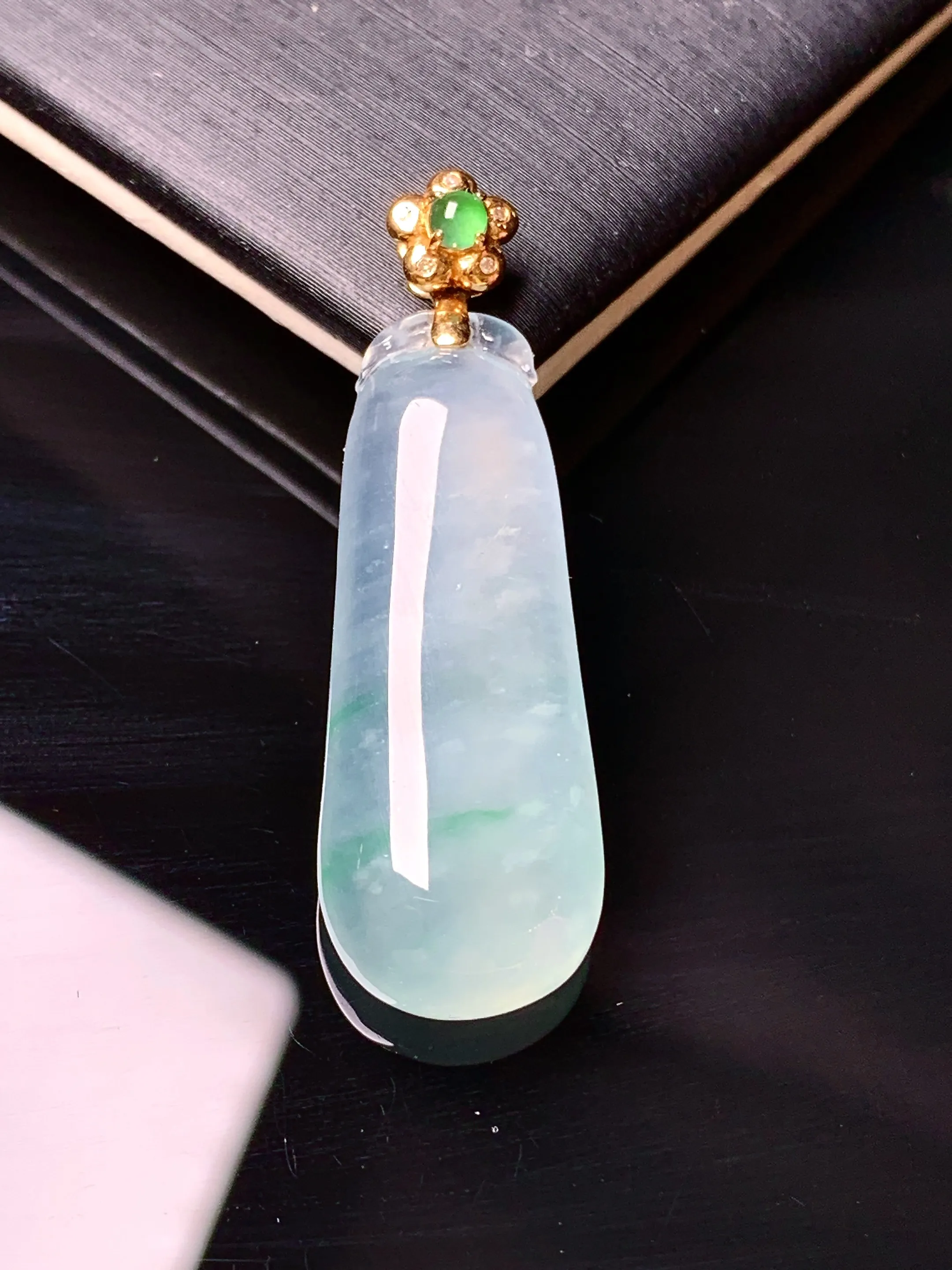 18k金钻镶嵌冰种福瓜吊坠 玉质细腻 色泽清新艳丽 整体尺寸37*12*6