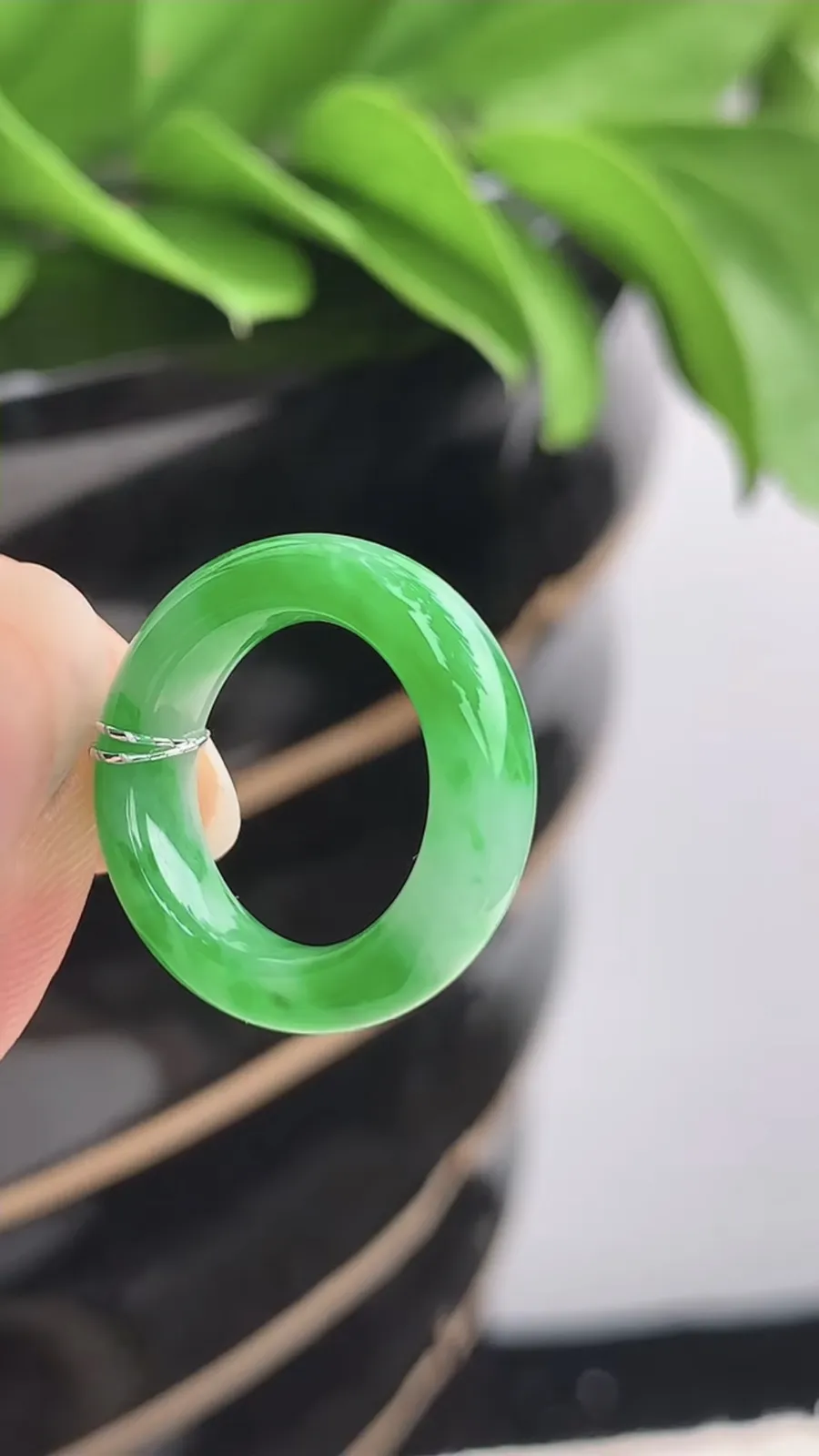 a货翡翠老坑冰种飘阳绿素面戒指 尺寸15.6×5.7×4mm 重量3.88g 1201